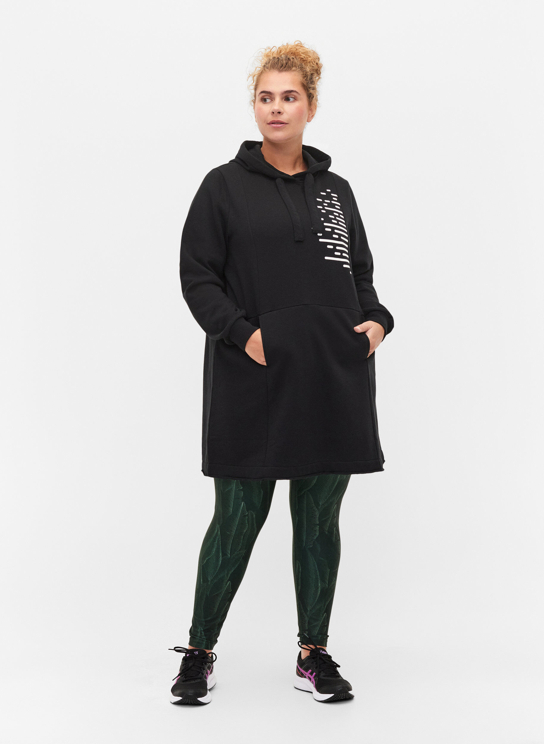 Zizzi Sweat-shirt long avec capuche et poches, Black, Model image number 2