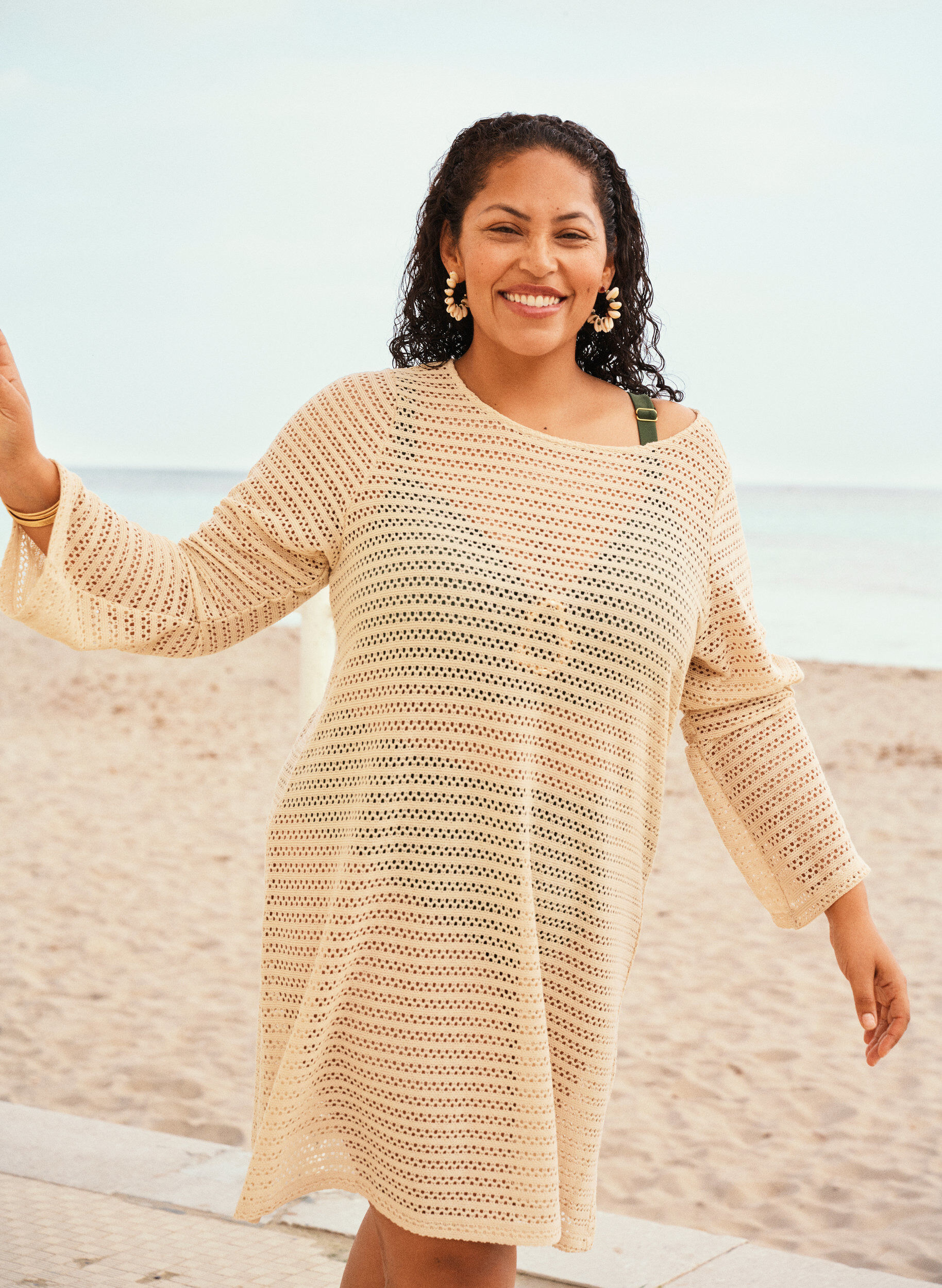 Zizzi Robe de plage avec broderie ajour&eacute;e et manches longues, Beige, Image image number 0