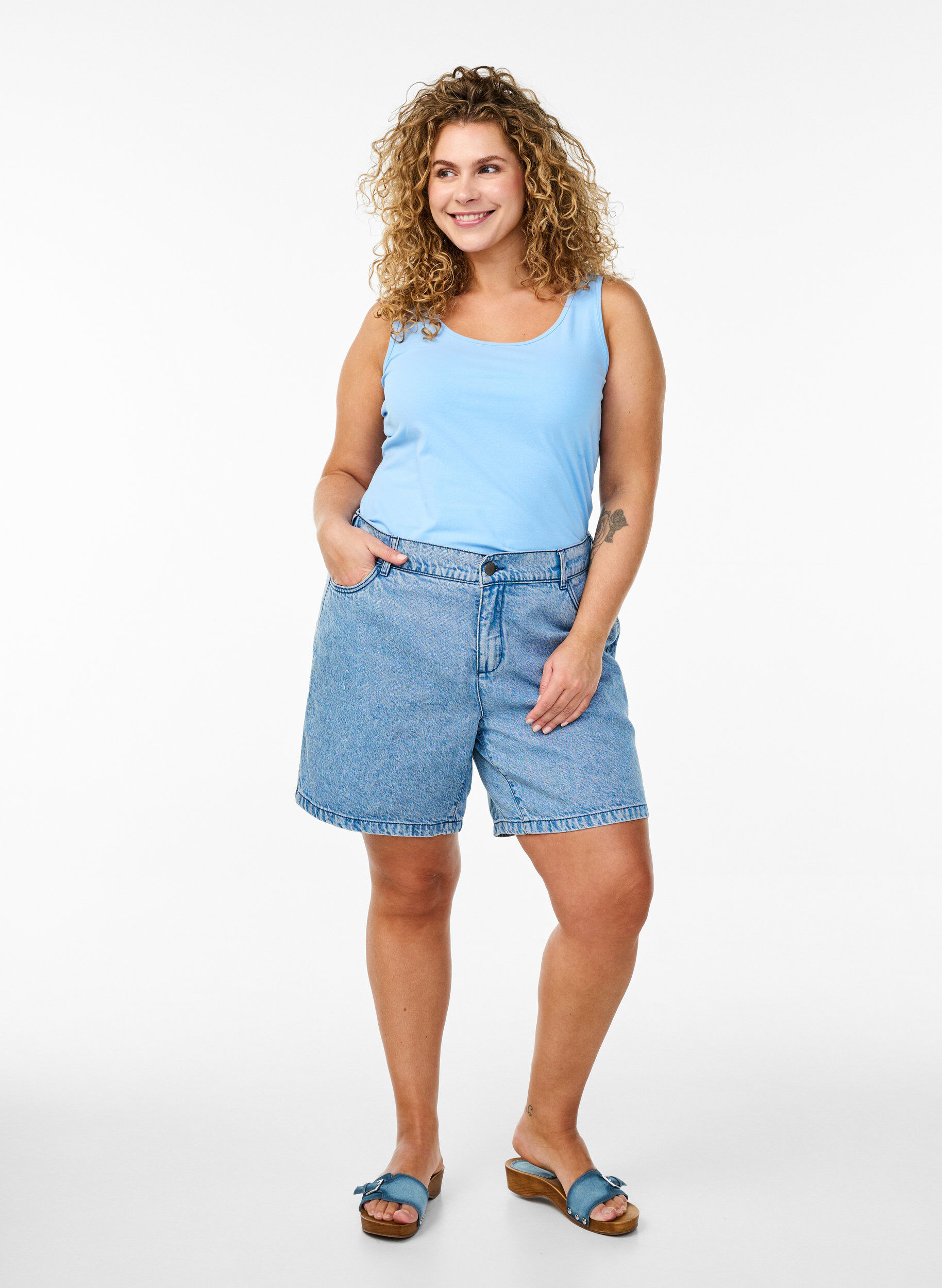 ZizziSolide kleur basis top in katoen, Blauw, Model image number 1