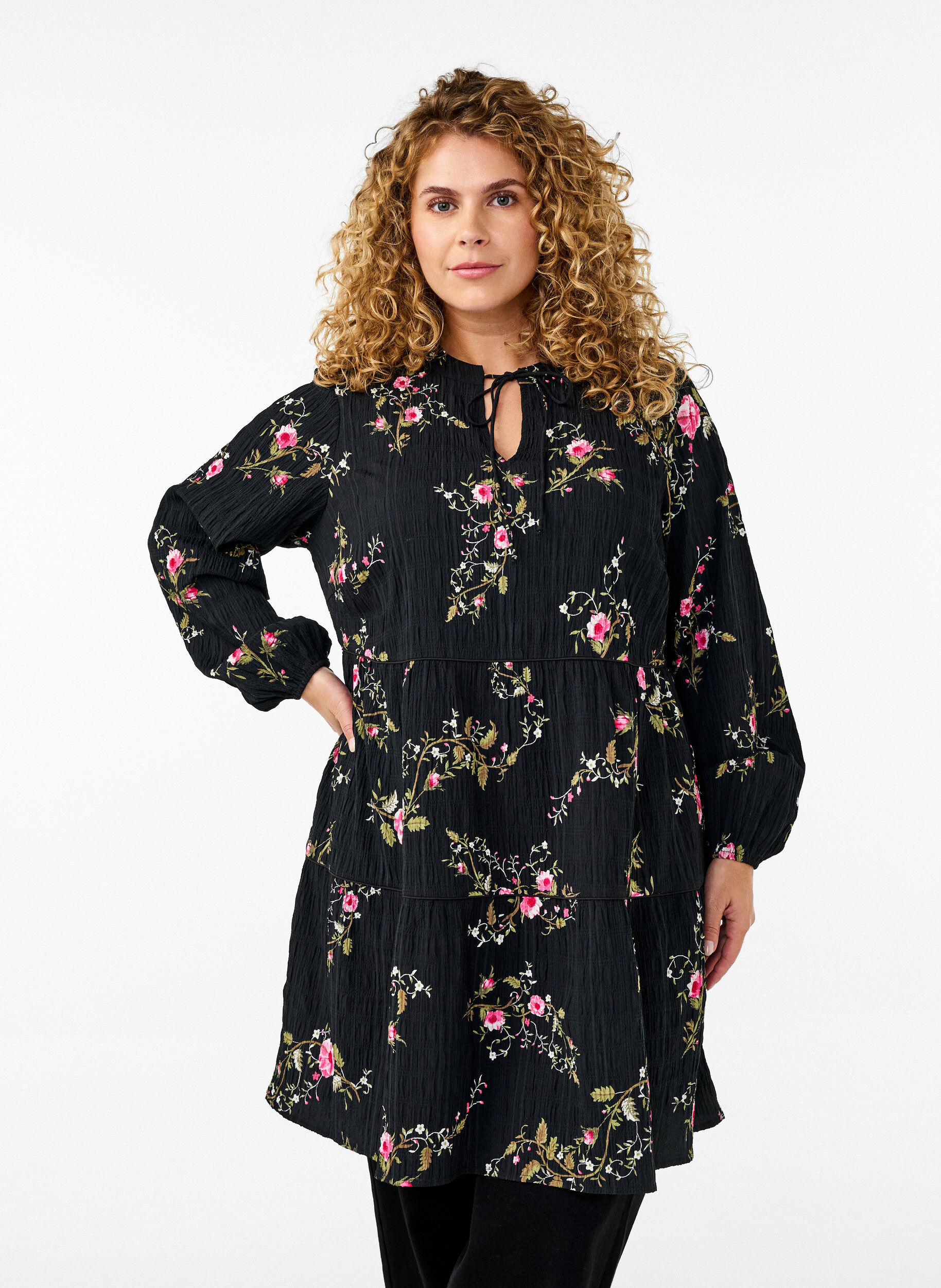 Jurk met bloemenprint en striksluiting, Zwart, Model