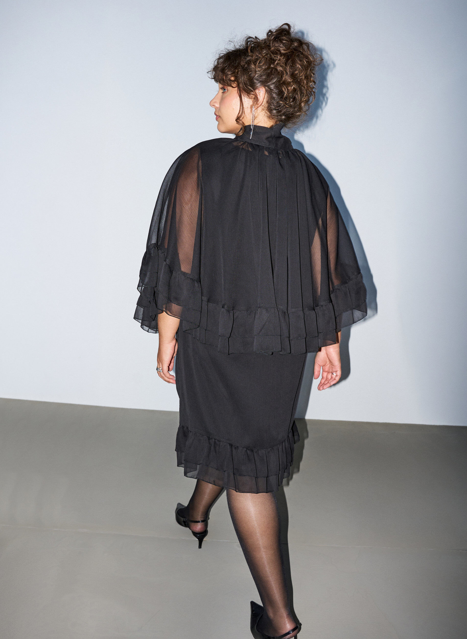 ZizziRobe sans manches avec cape en mousseline, Noir, Model image number 2