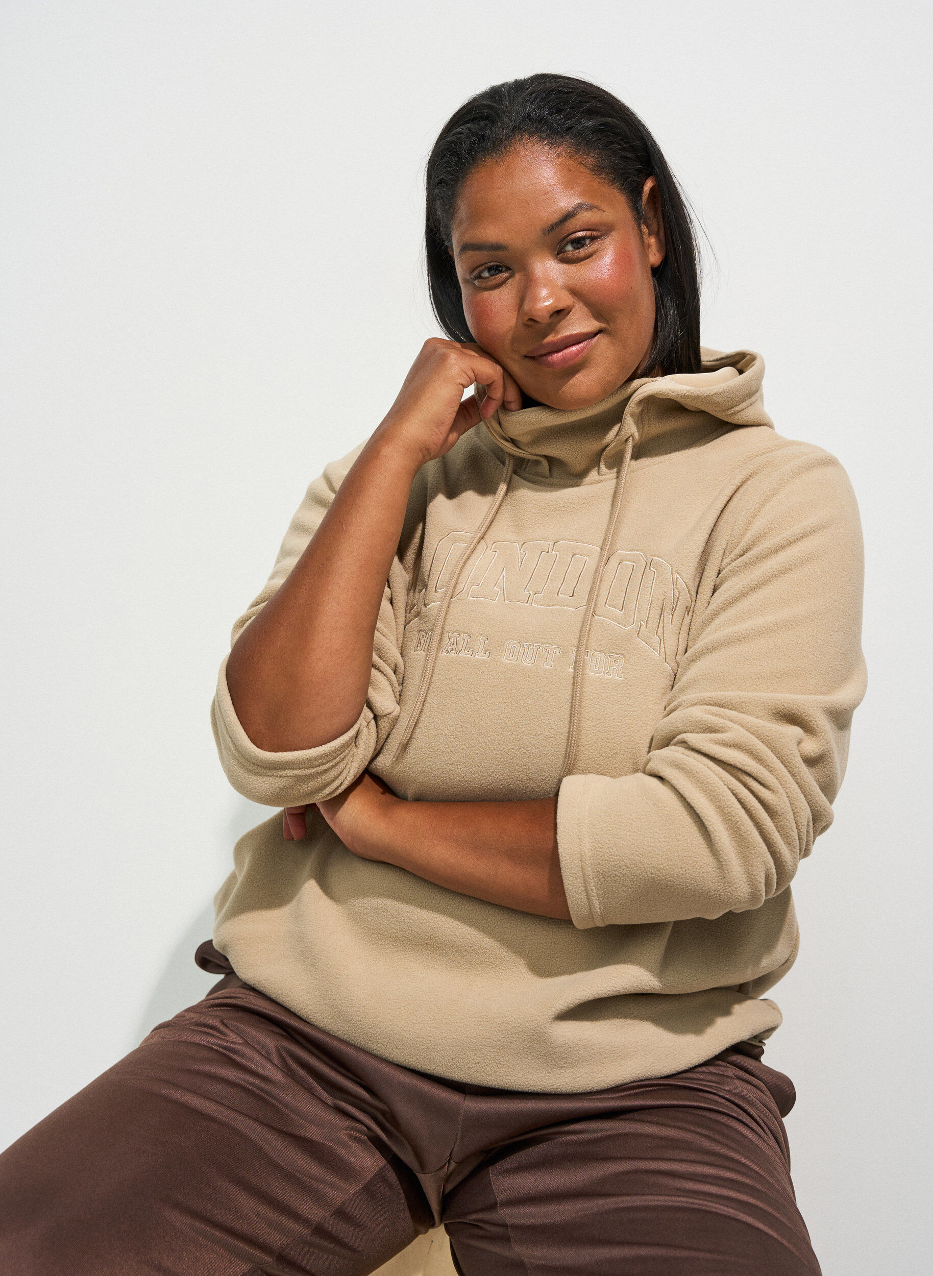 Sweat &agrave; capuche en polaire avec col montant et texte brod&eacute;, Beige, Model