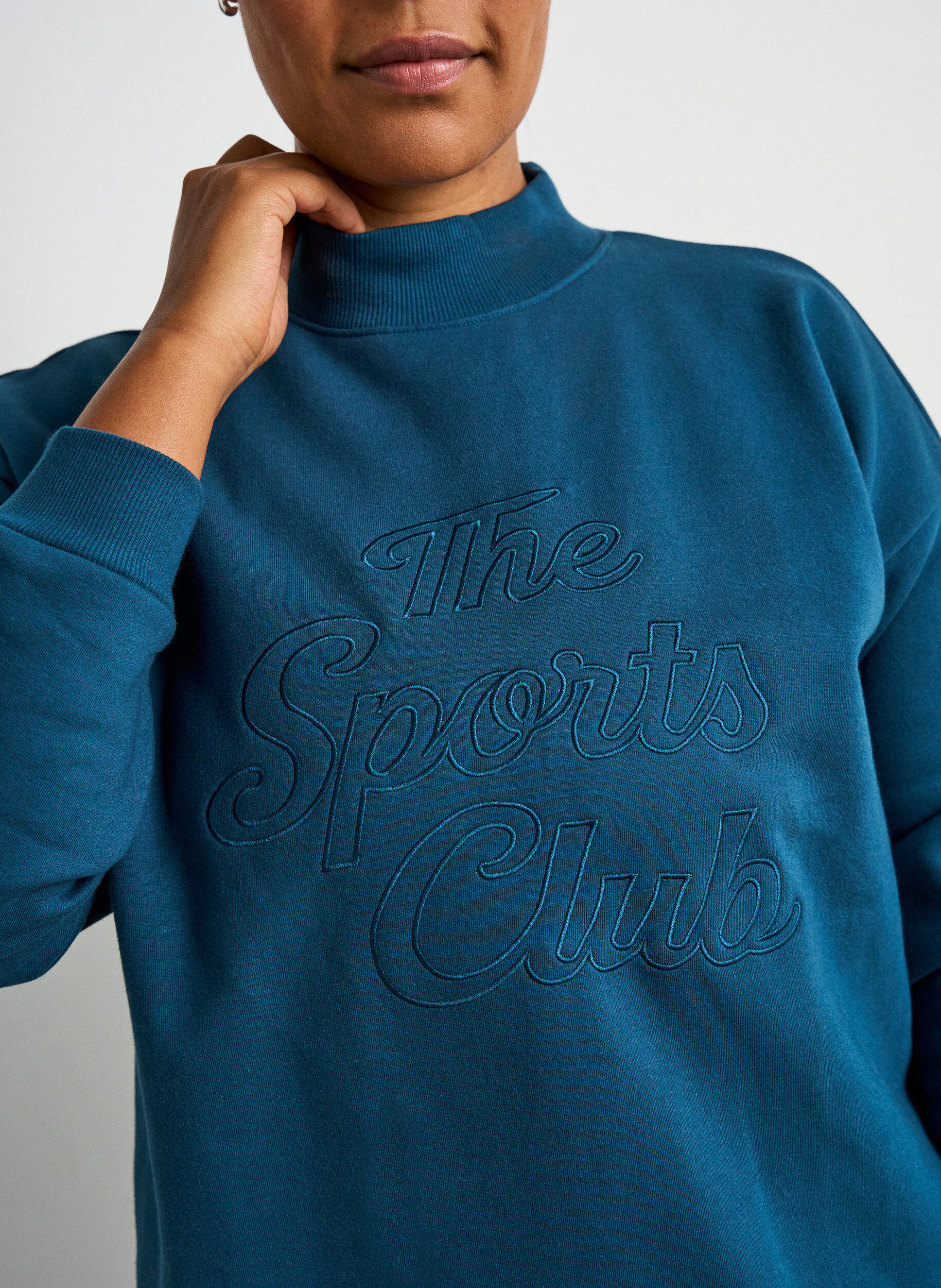 ZizziLang sweatshirt met hoge hals en geborduurde tekst, Blauw, Model image number 3