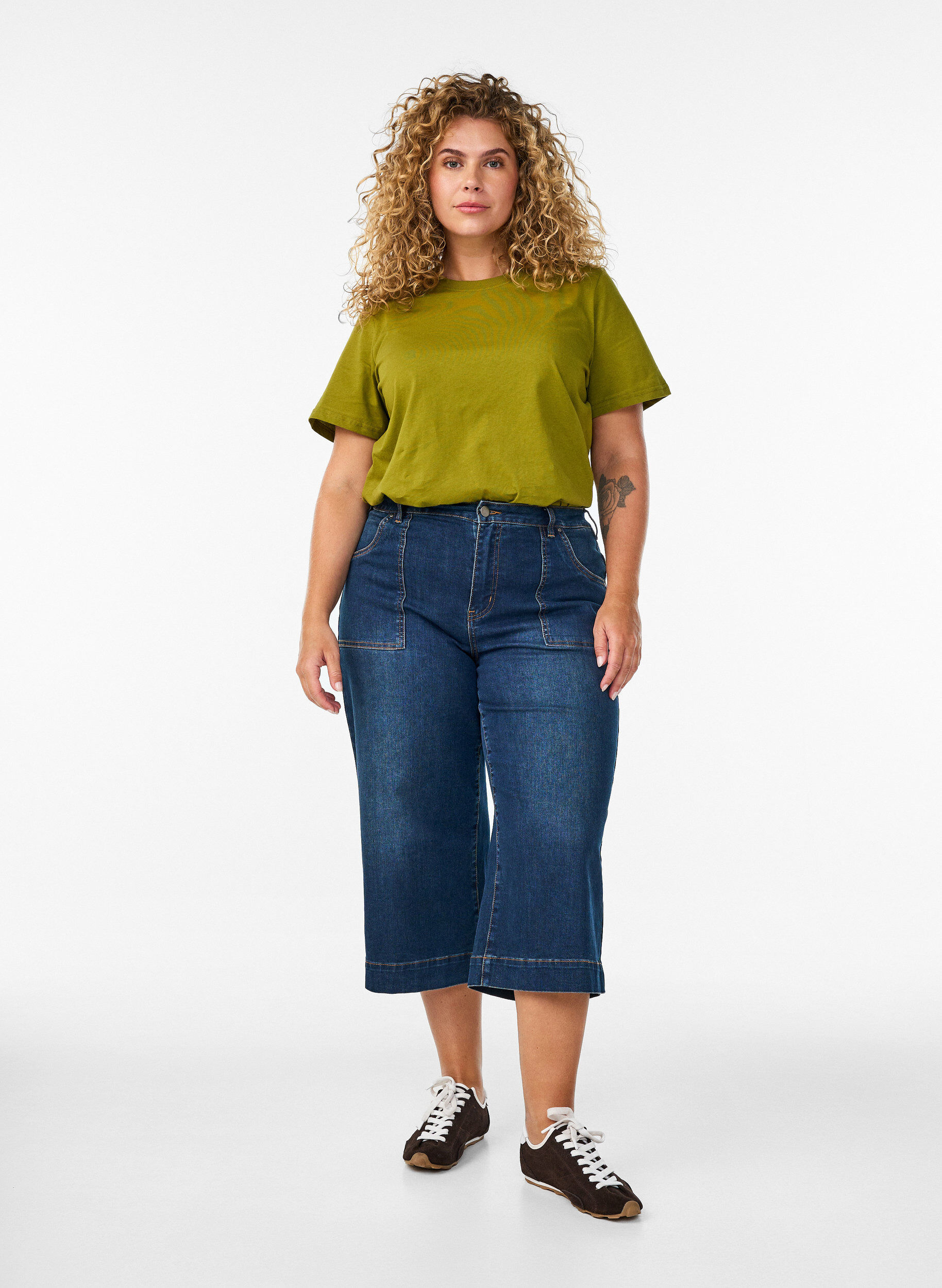 Zizzi T-shirt basique en coton &agrave; col rond, Vert, Model image number 1