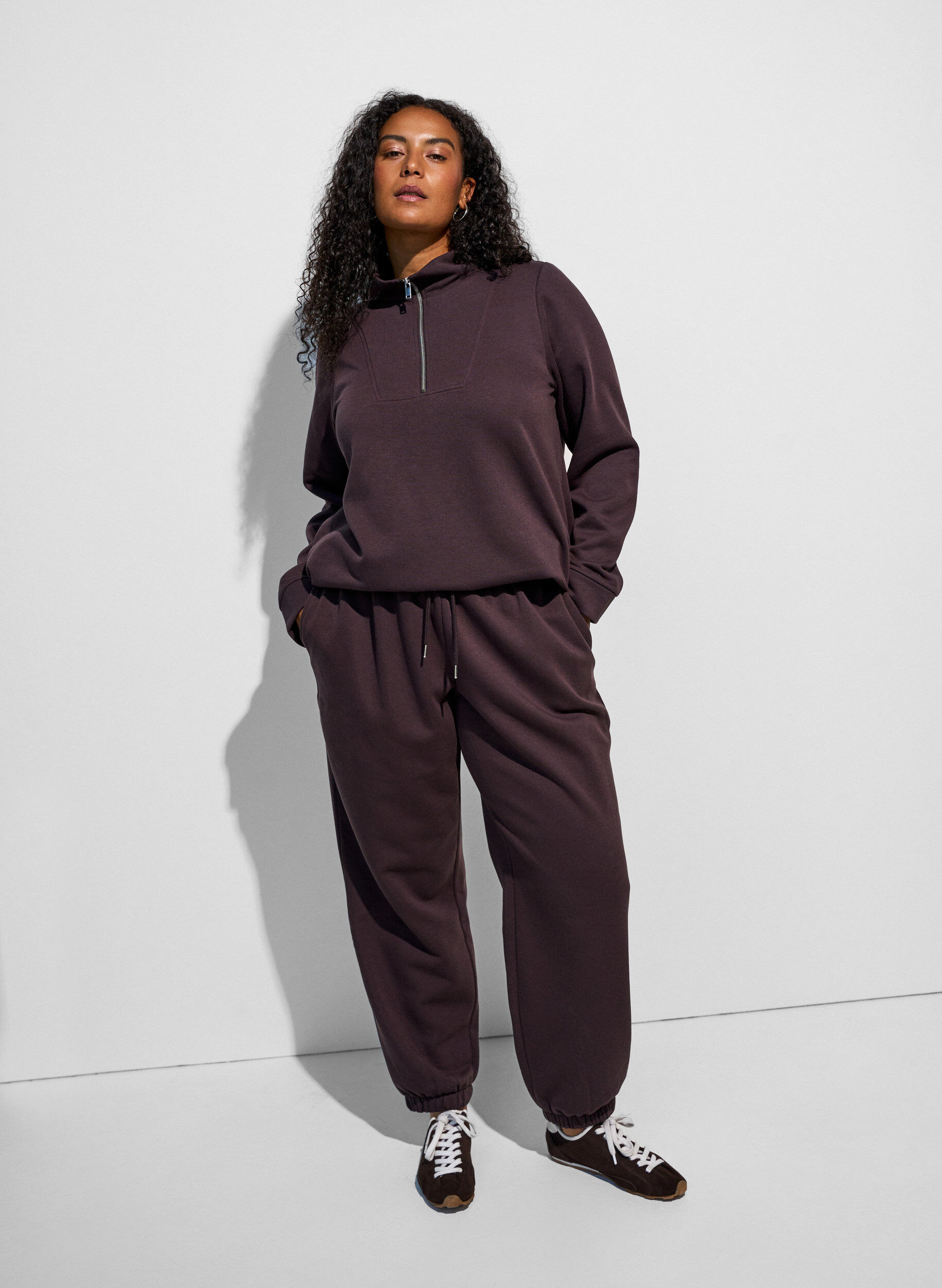 Sweatpants met hoge taille en trekkoord, Bruin, Model