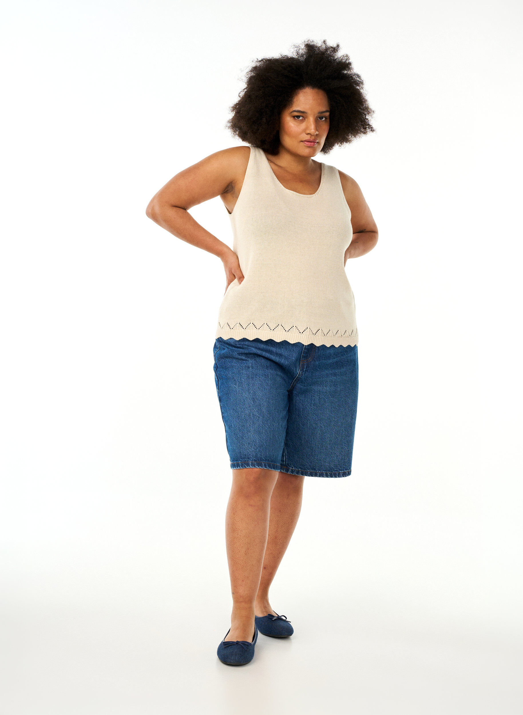 Zizzi Top sans manches en maille avec bord festonn&eacute;, Sandshell, Model image number 2