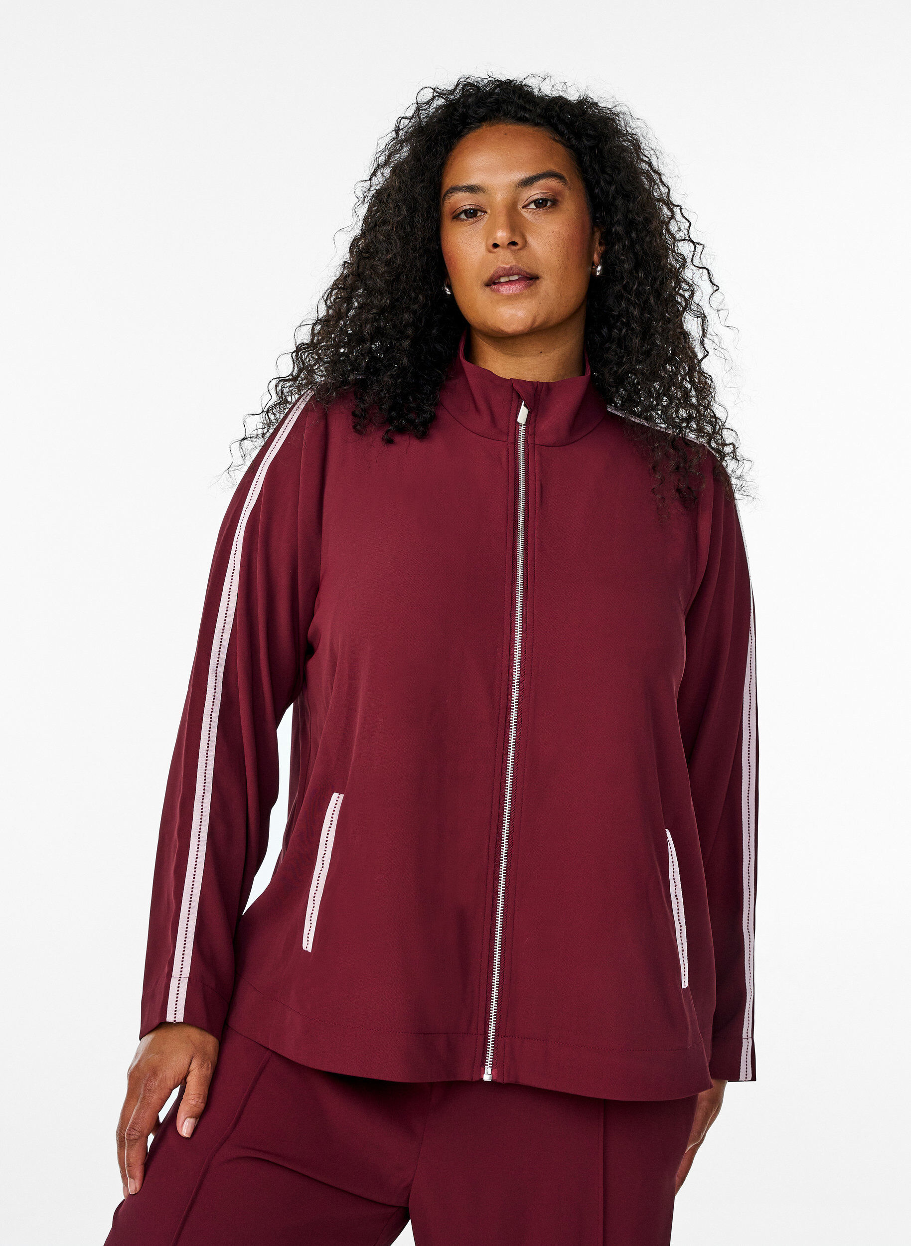 Zizzi Veste de surv&ecirc;tement avec d&eacute;tails sport et fermeture &eacute;clair, Bordeaux fonc&eacute;, Model image number 0