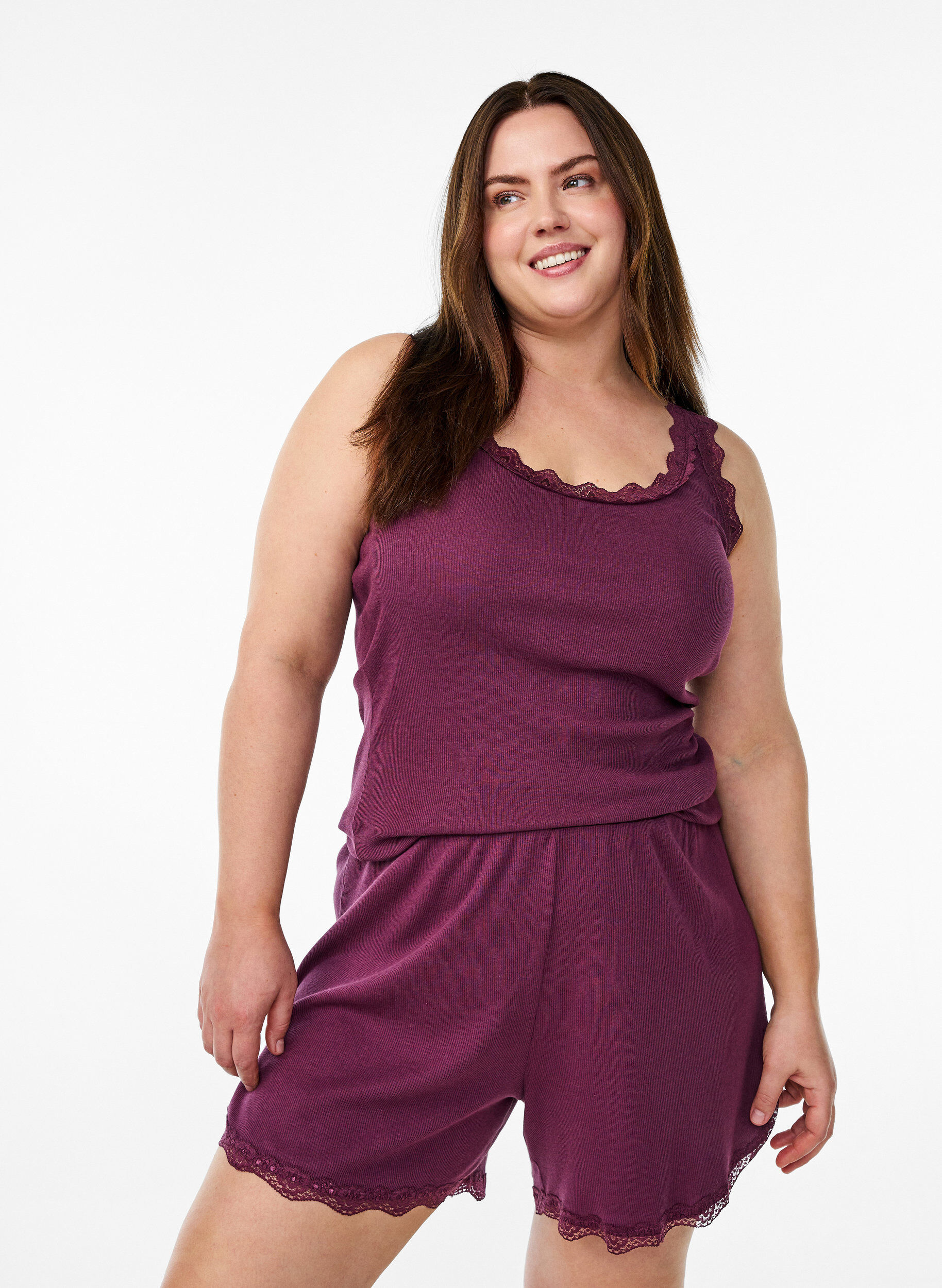 ZizziTop met kanten rand, Donker Bordeaux, Model image number 0