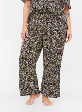 Losse viscose pyjama broek in all-over print, Black Flower AOP, Model image number 2