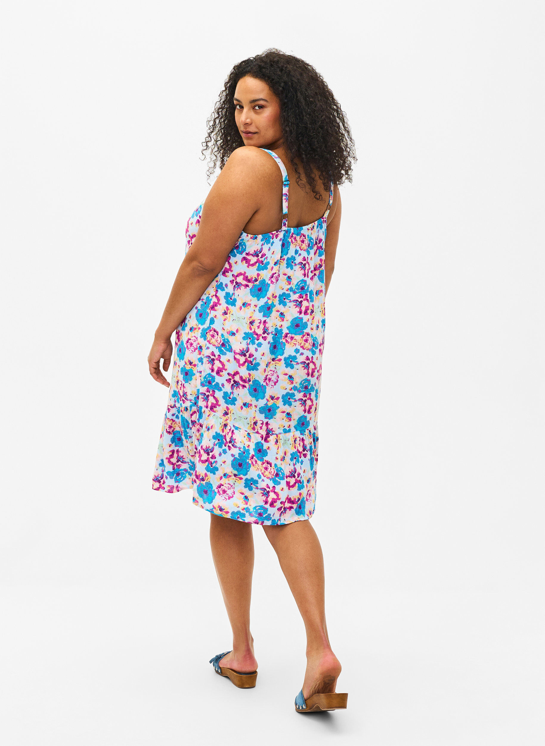 Zizzi Robe d'&eacute;t&eacute; &agrave; bretelles en viscose, Multi Flower AOP, Model image number 1