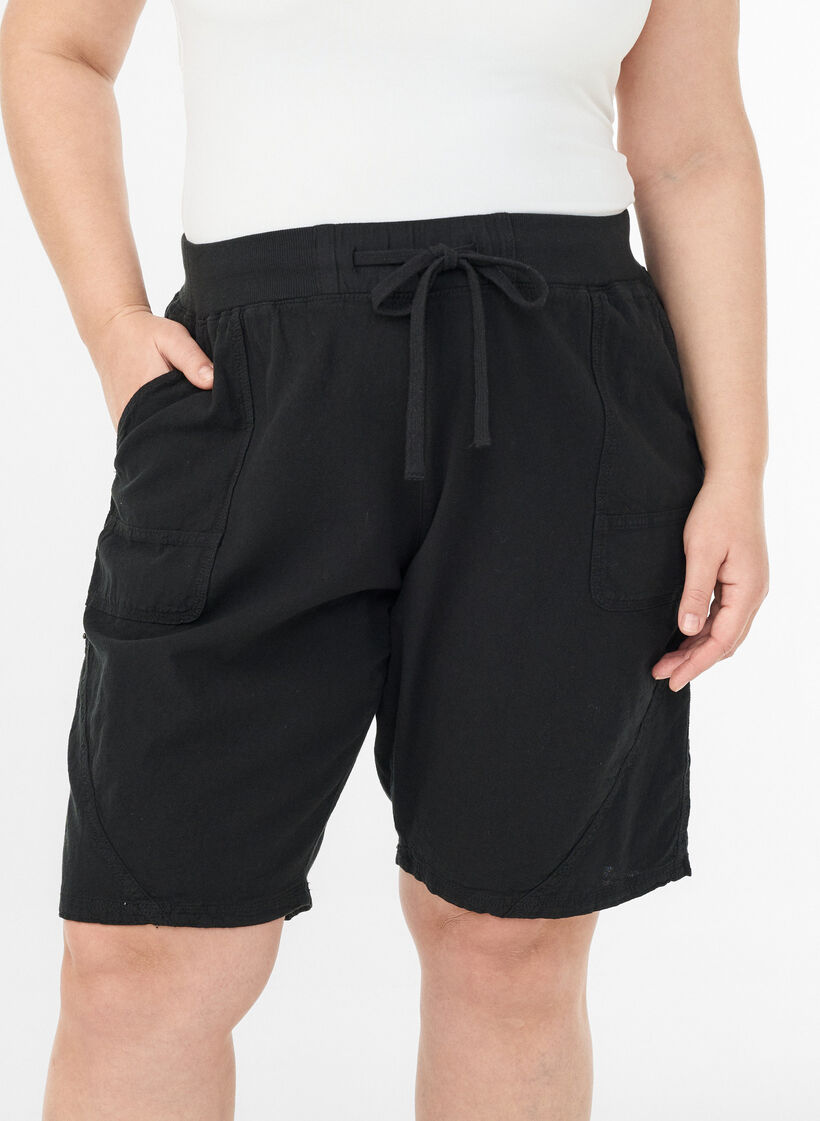 Losse katoenen short met zakken, Zwart, Model image number 3