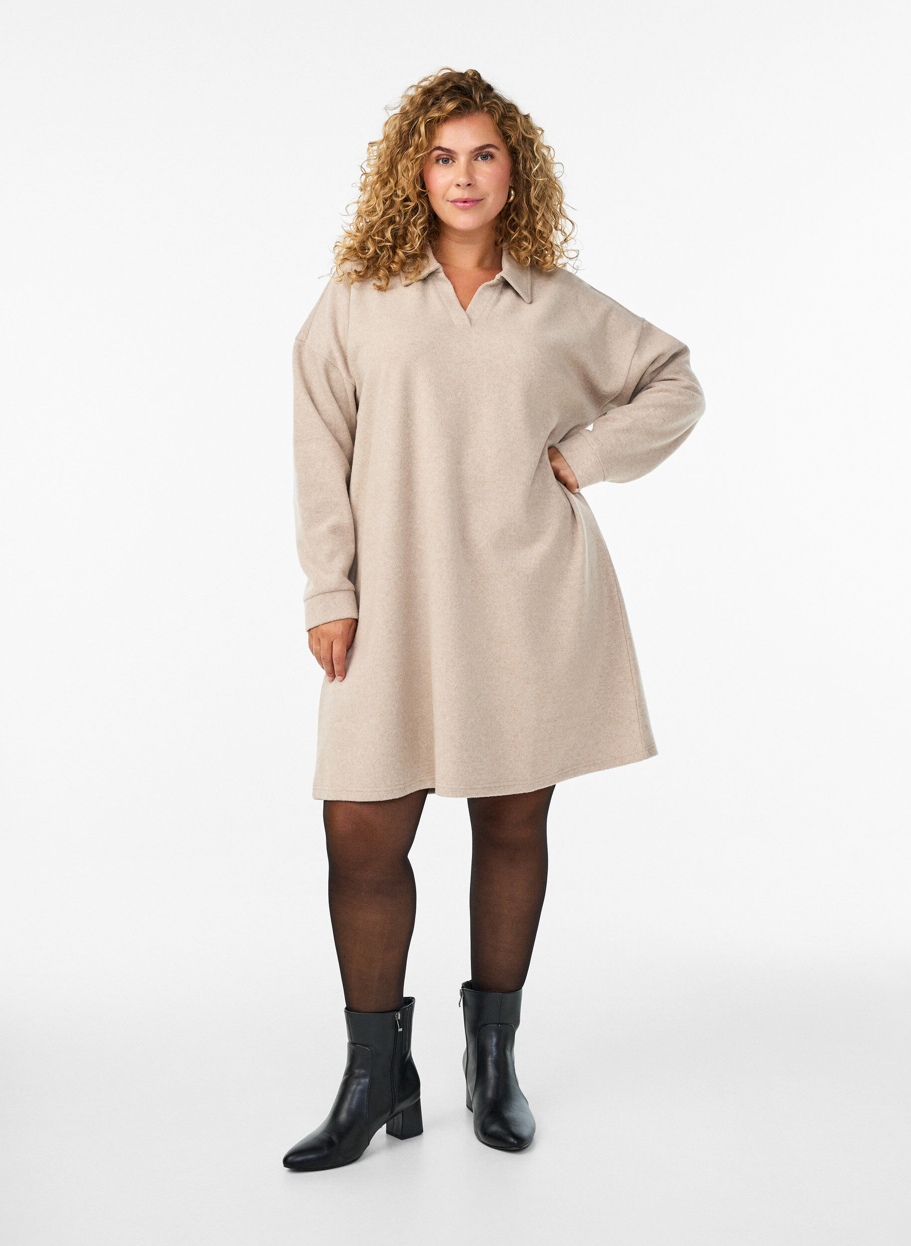 Zizzi Robe mi-longue en jersey avec un col en V, Beige, Model image number 0