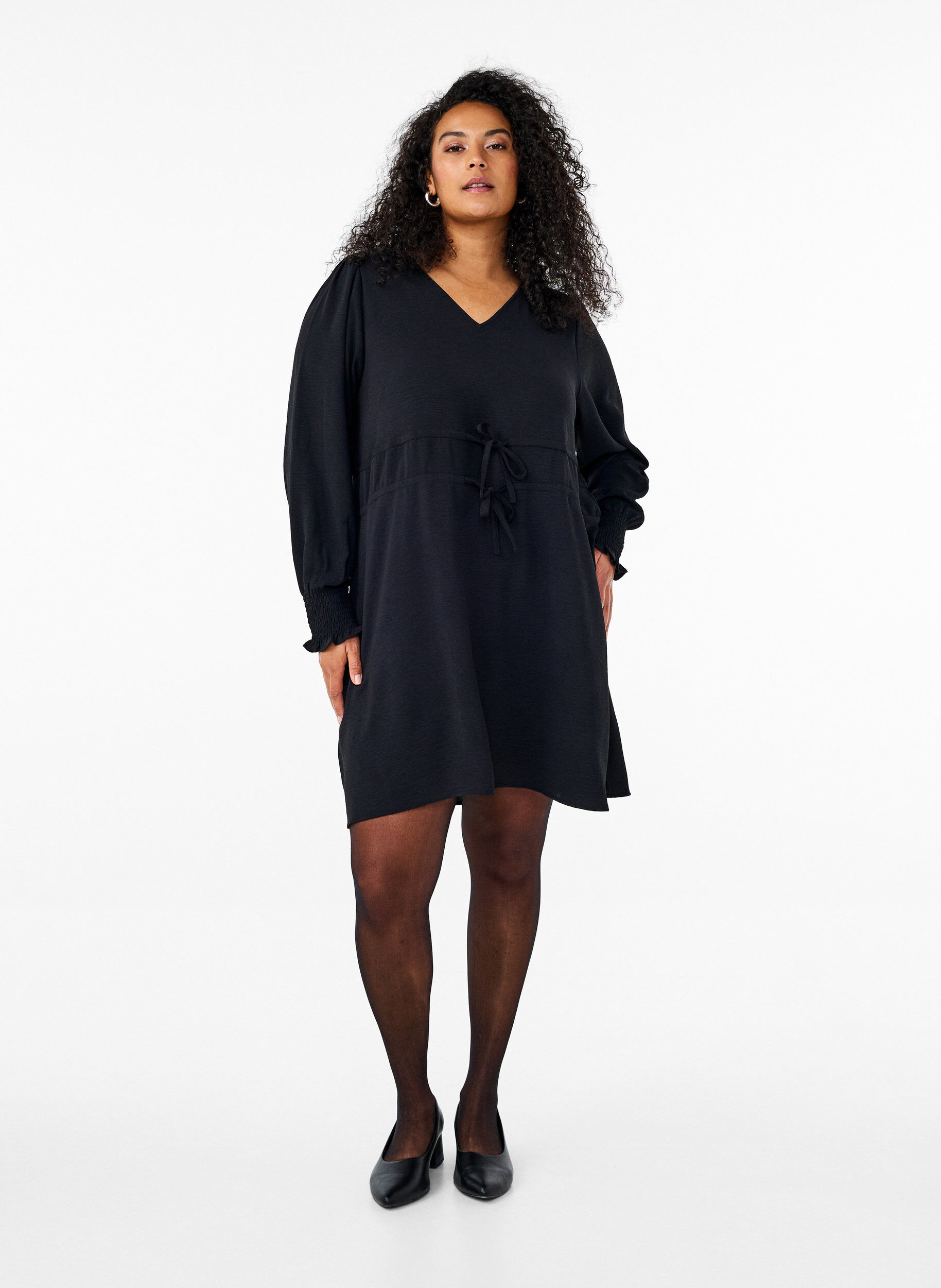 Zizzi Robe avec ceintures &agrave; nouer &agrave; la taille, Noir, Model image number 1