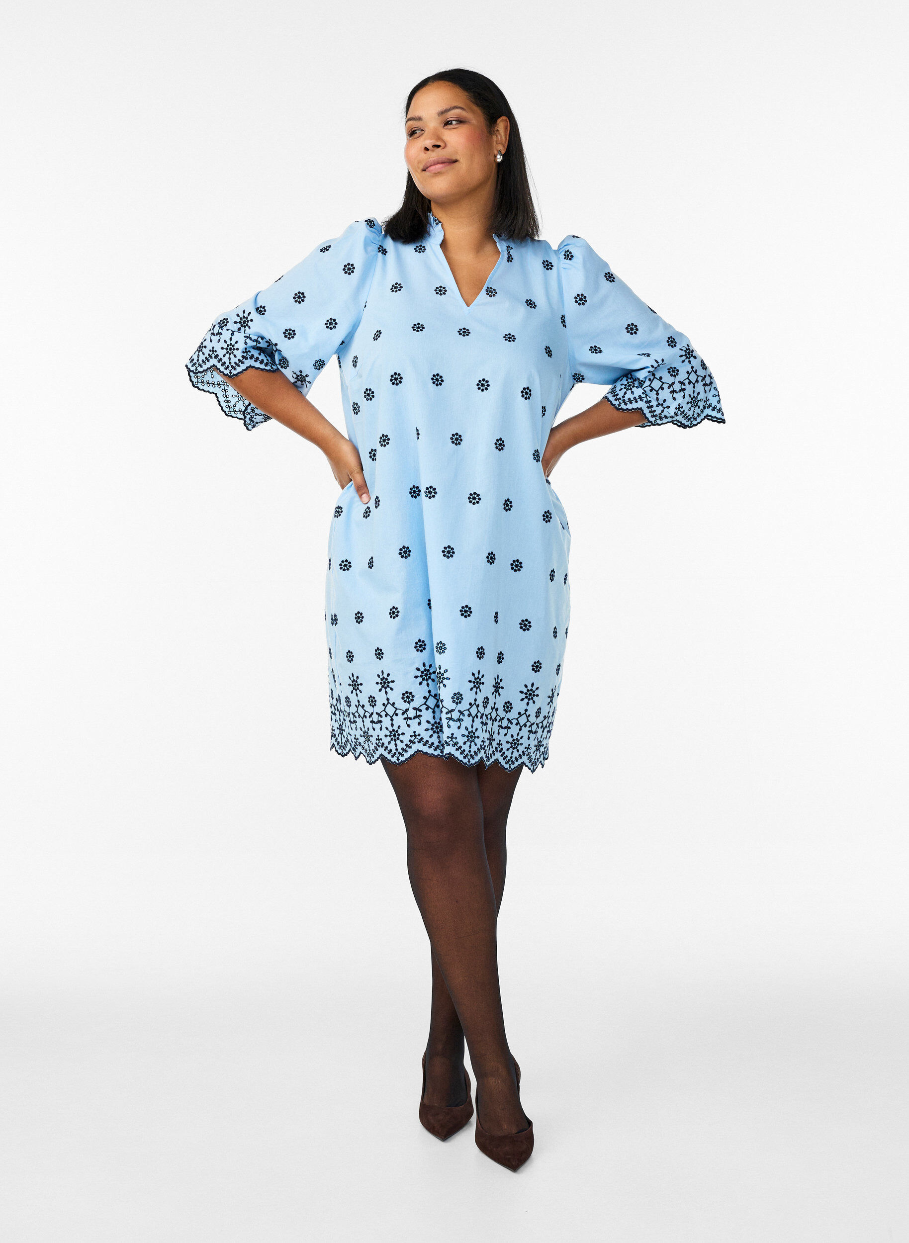 Zizzi Robe courte brod&eacute;e &agrave; manches 3/4, Bleu, Model image number 1