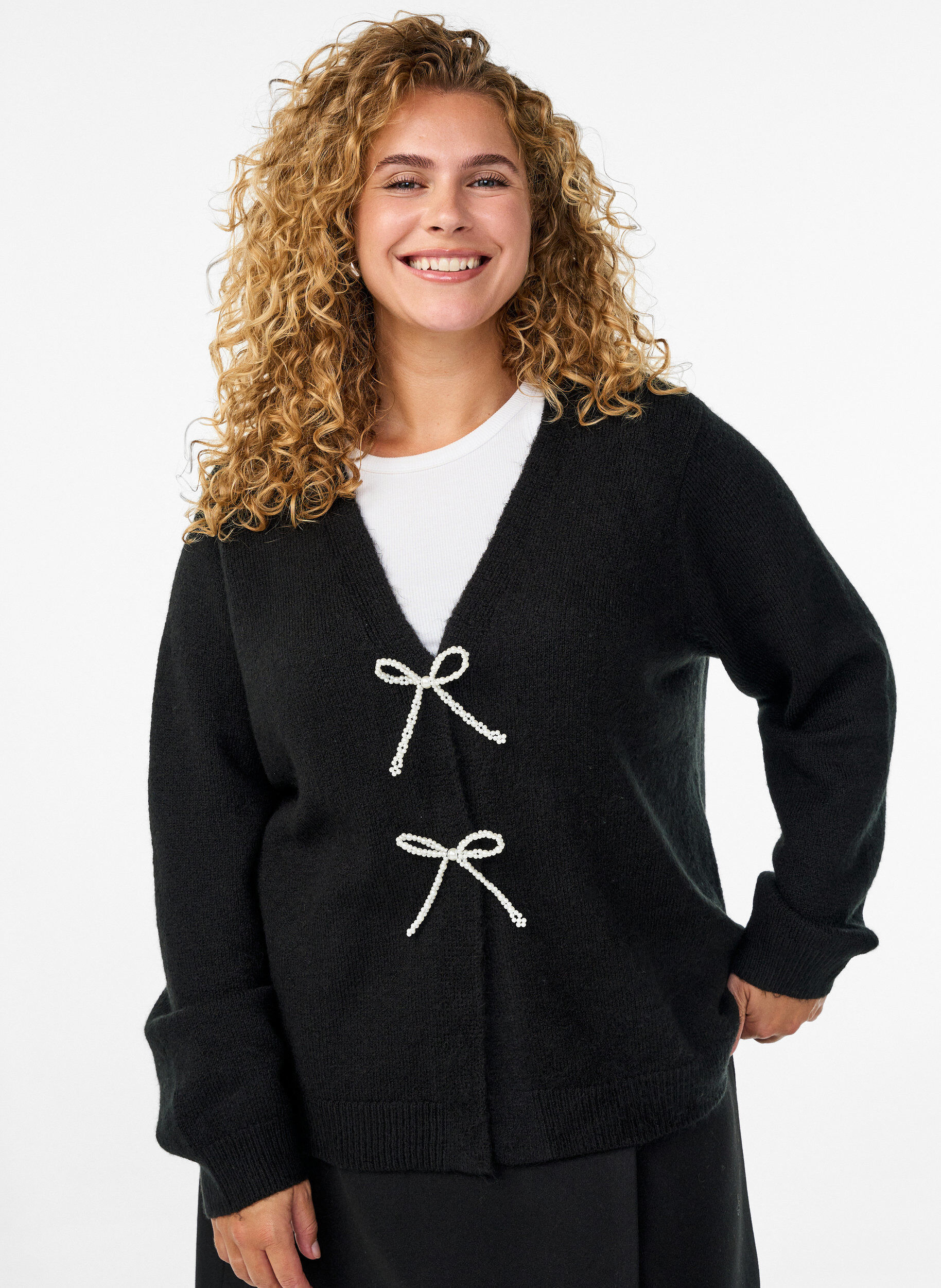 Gebreide cardigan met parelknopen, Zwart, Model