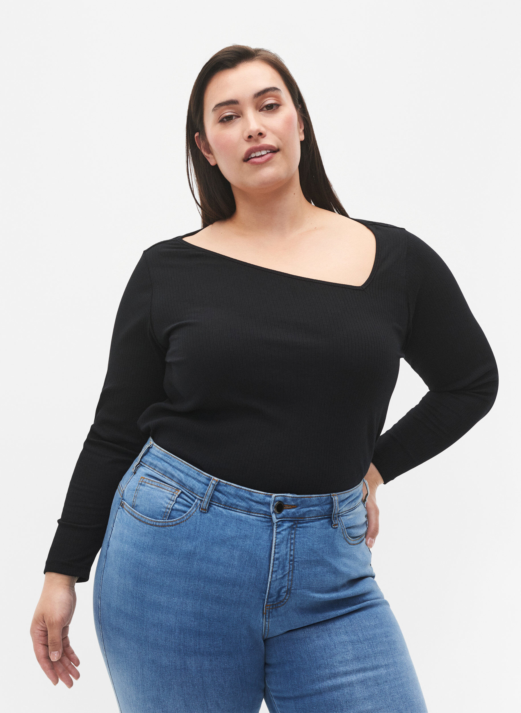 Zizzi T-shirt &agrave; manches longues avec coupe asym&eacute;trique, Black, Model image number 0