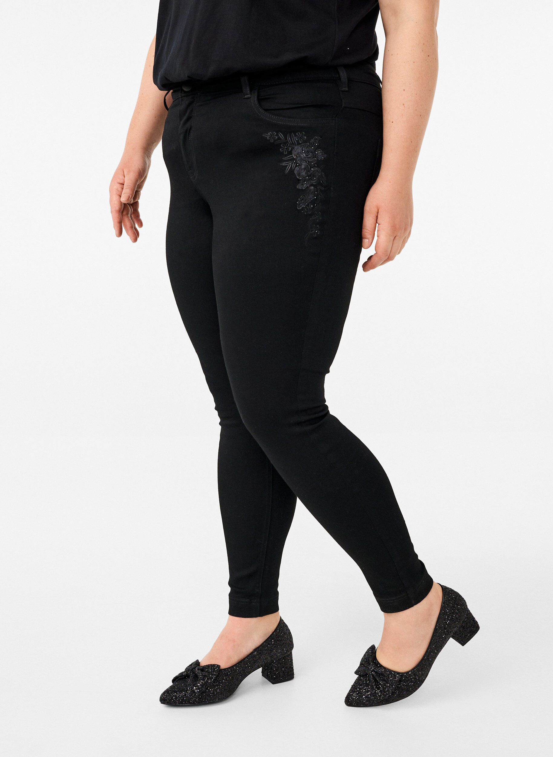ZizziSuper slim Amy jeans met borduurdetail, Black, Model image number 2