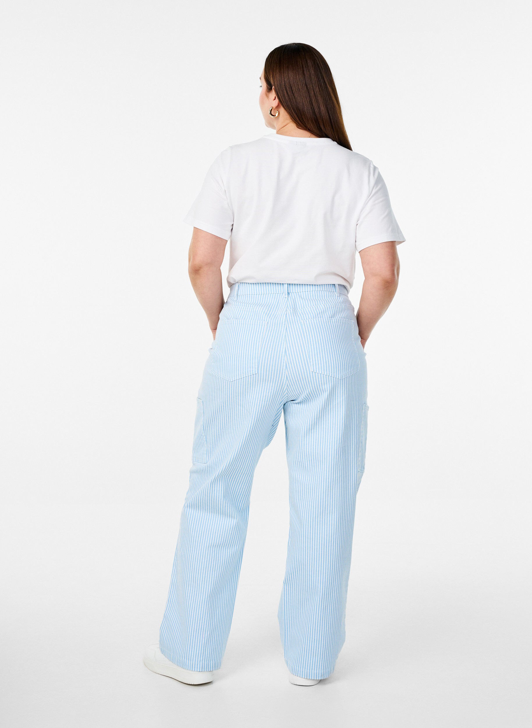 Zizzi Jeans cargo ray&eacute;s taille haute, Bleu Clair, Model image number 1