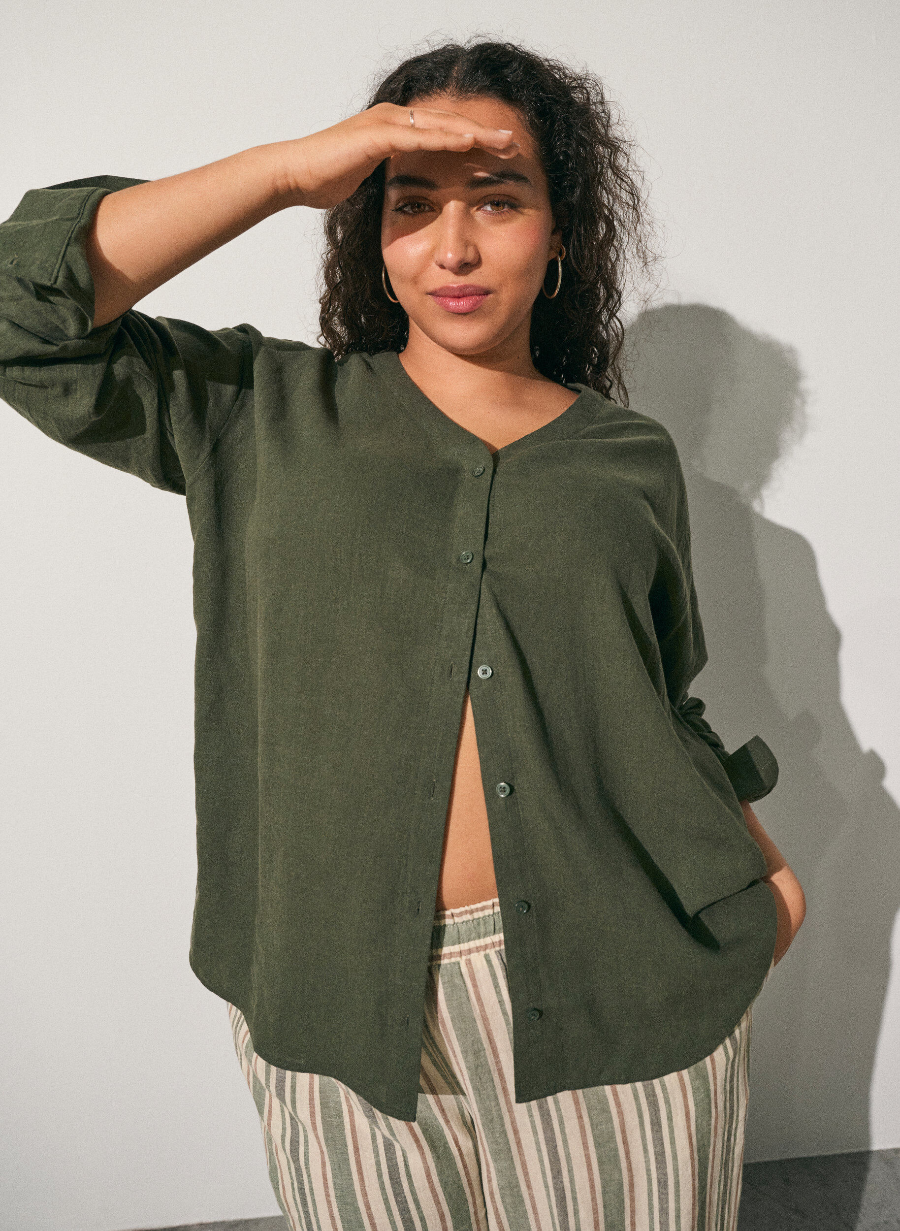 Blouse in linnen en viscose met V-hals