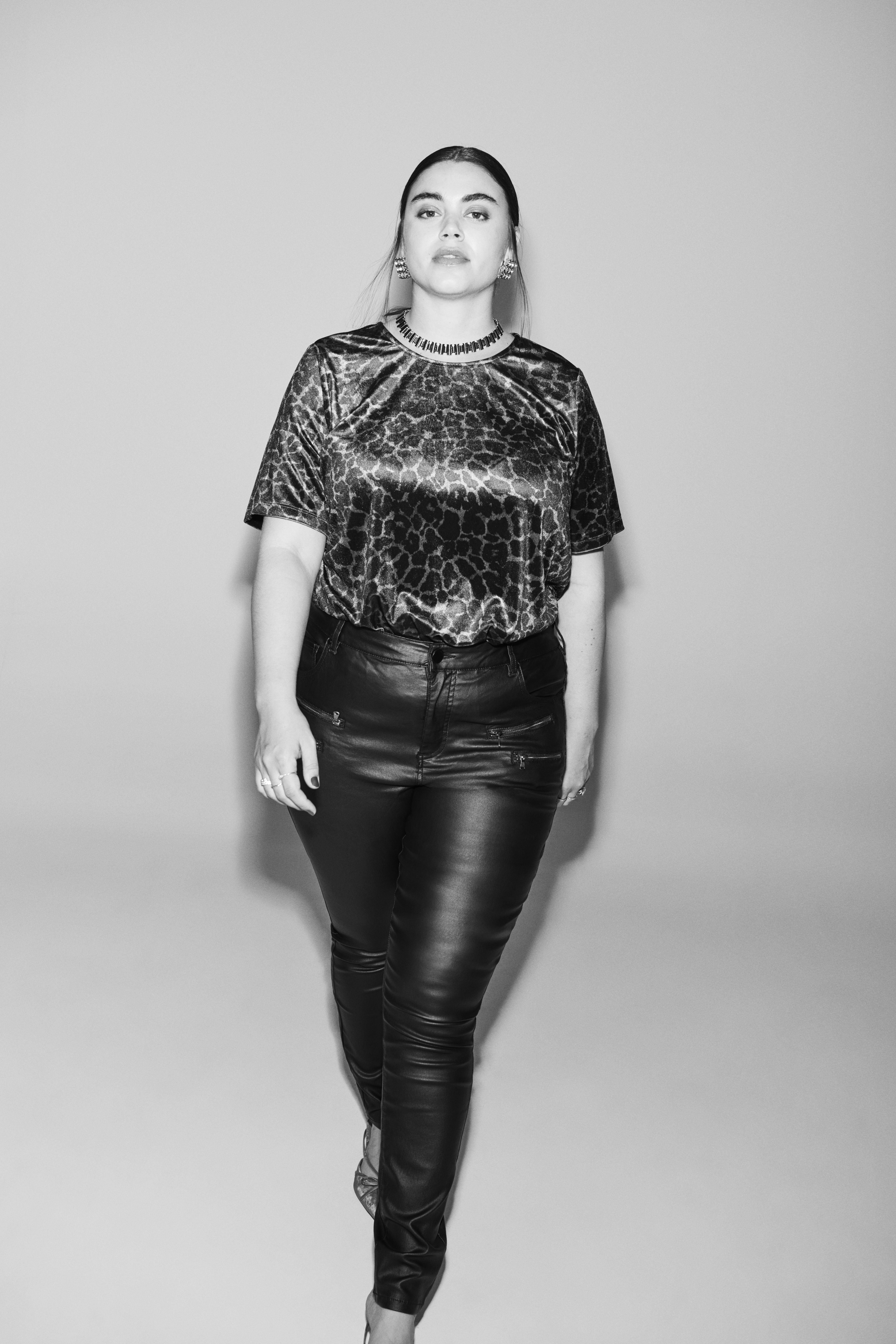 Zizzi Top en velours &agrave; motif l&eacute;opard, , Model