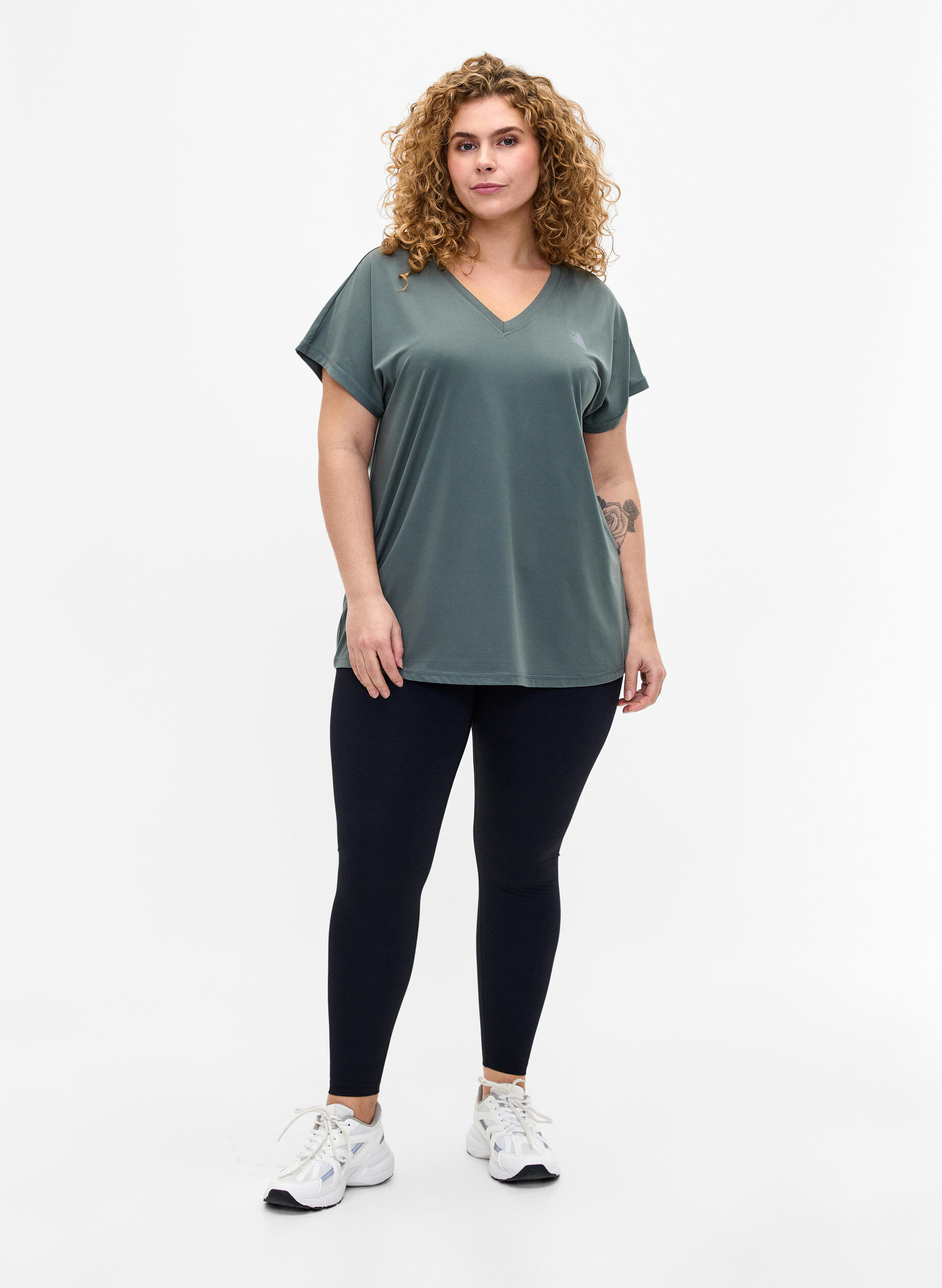 Zizzi T-shirt de sport ample avec col en V, Balsam Green, Model image number 2