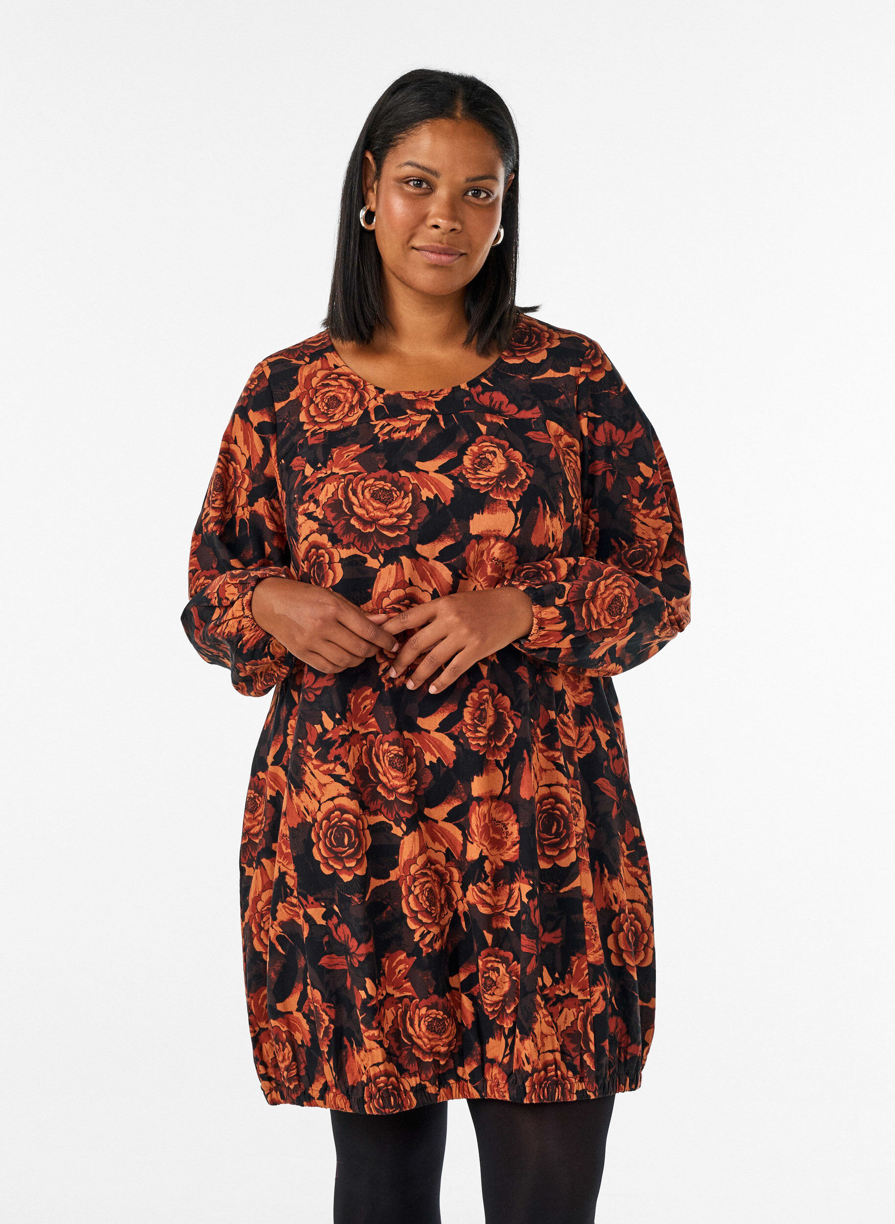 ZizziRobe courte en coton avec un ourlet &eacute;lastique et des manches longues, Noir, Model image number 0