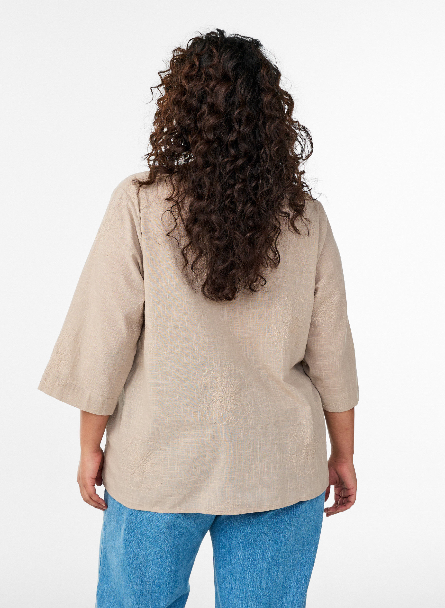 Zizzi Blouse en coton avec d&eacute;tails brod&eacute;s et manches 3/4, Beige, Model image number 2