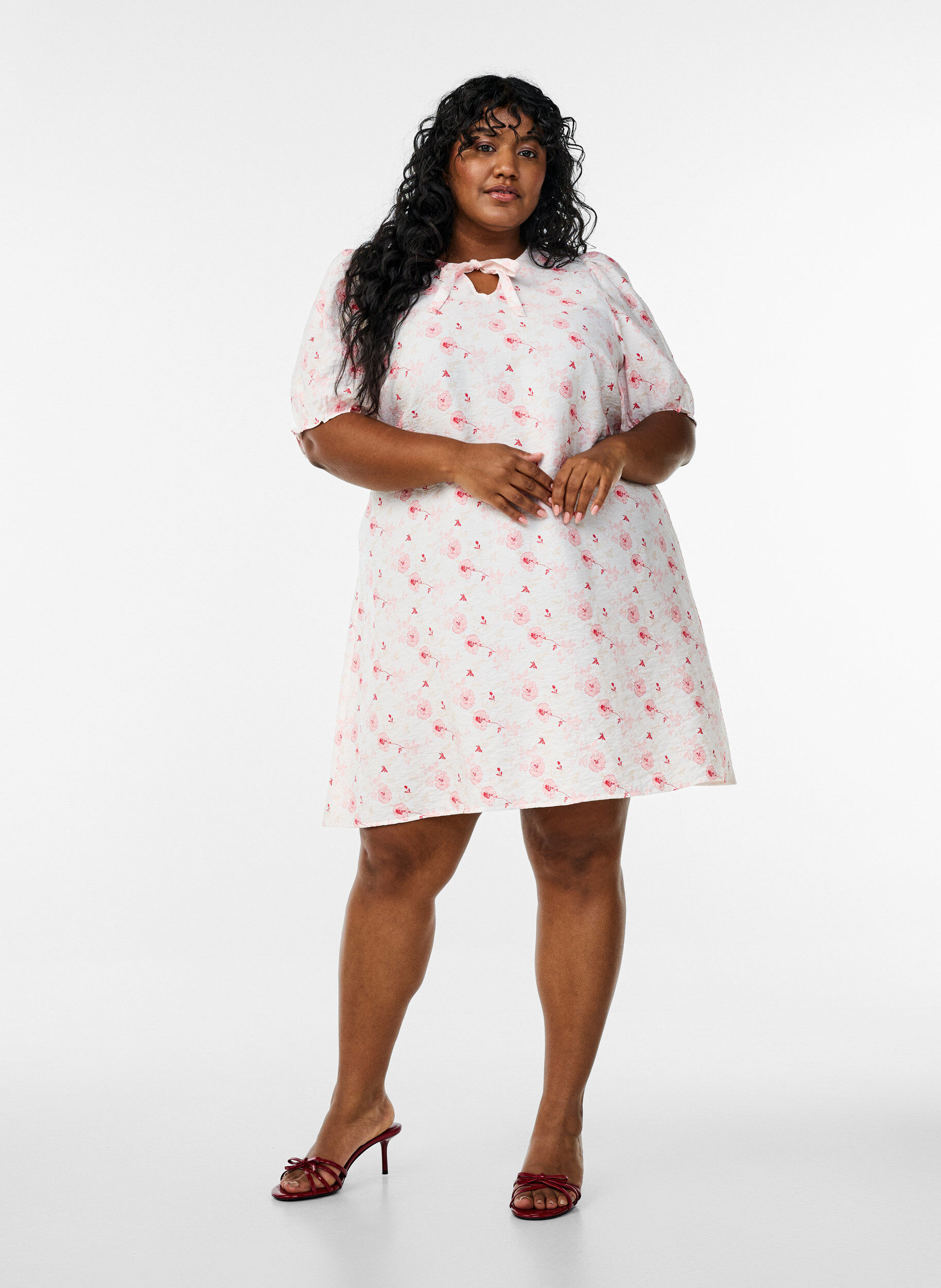 Zizzi Robe courte &agrave; coupe &eacute;vas&eacute;e avec imprim&eacute; floral, Rose, Model image number 1