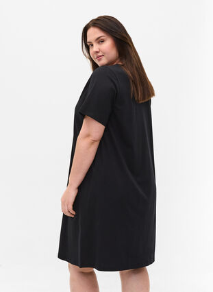 Robe en coton à manches courtes avec forme en trapèze, Black, Model image number 1