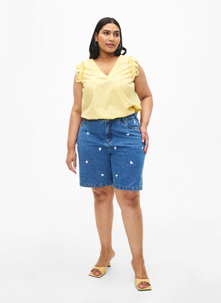 Shorts en jean taille haute ornés de cœurs brodés, Light Blue Heart, Model image number 3