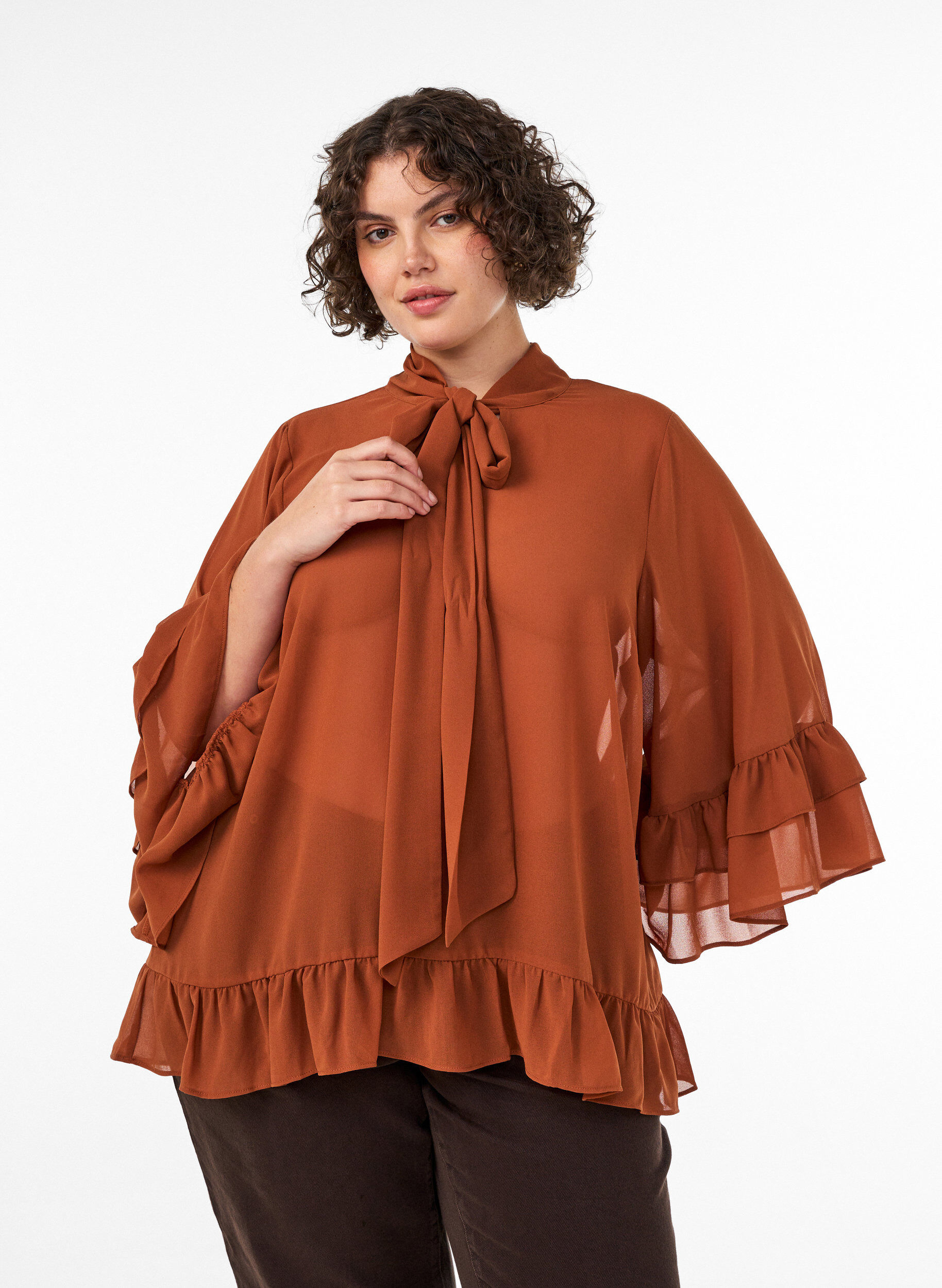 Blouse avec ruban &agrave; nouer et volants, Camel, Model