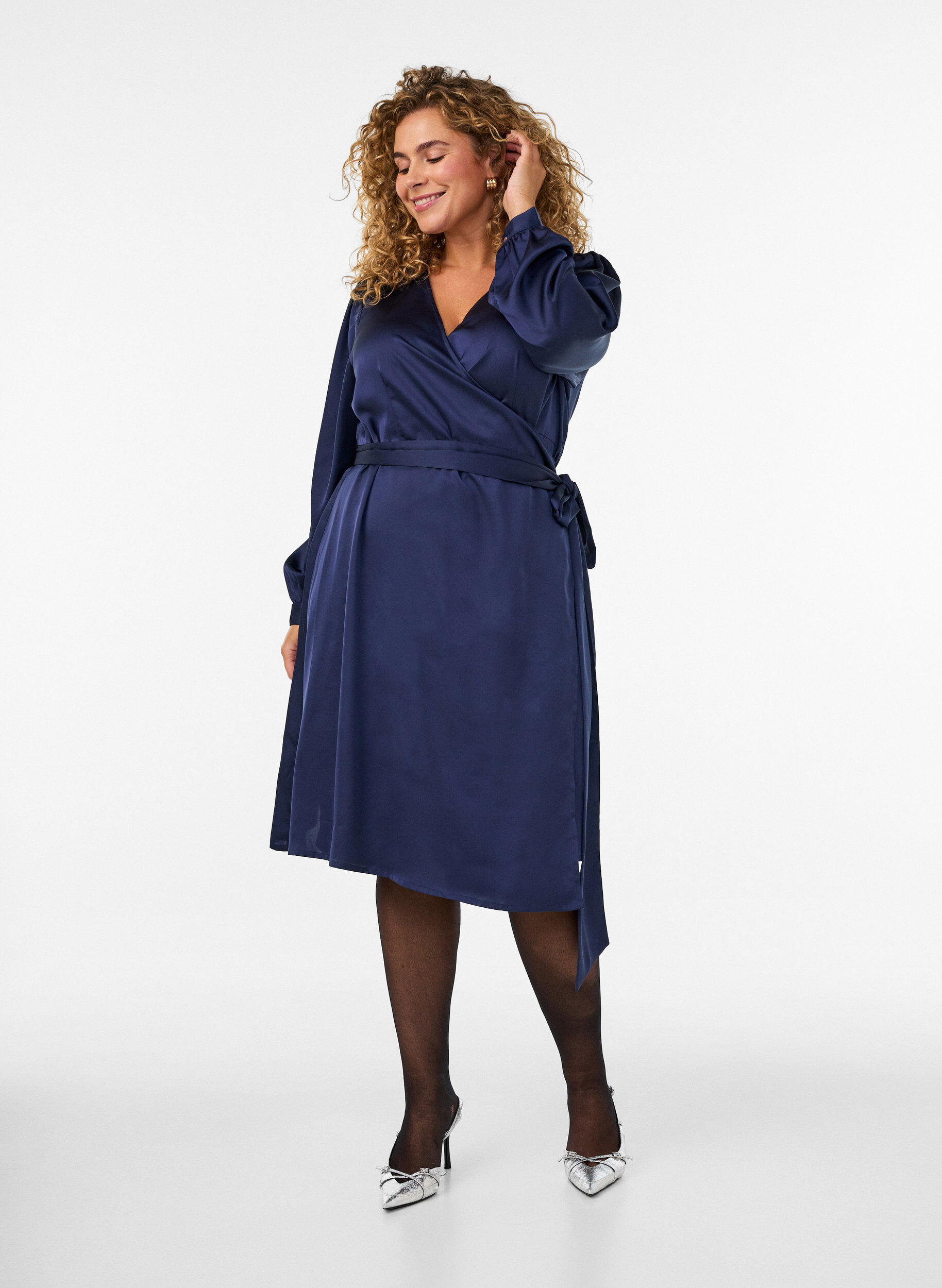 ZizziRobe courte en satin avec coupe portefeuille, Bleu, Model image number 1