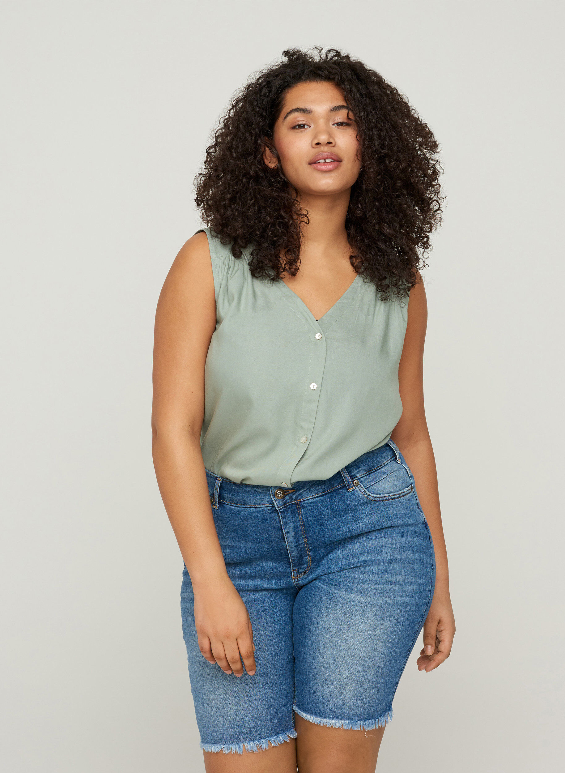 ZizziDenim short met hoge taille en onafgewerkt randen, Dark blue denim, Model image number 0