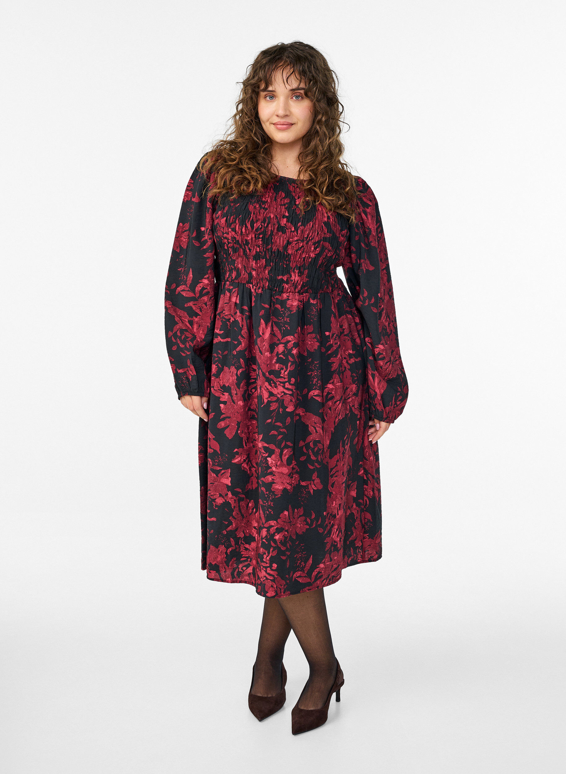 Zizzi Robe &agrave; fleurs avec haut smock&eacute;, Noir, Model image number 0