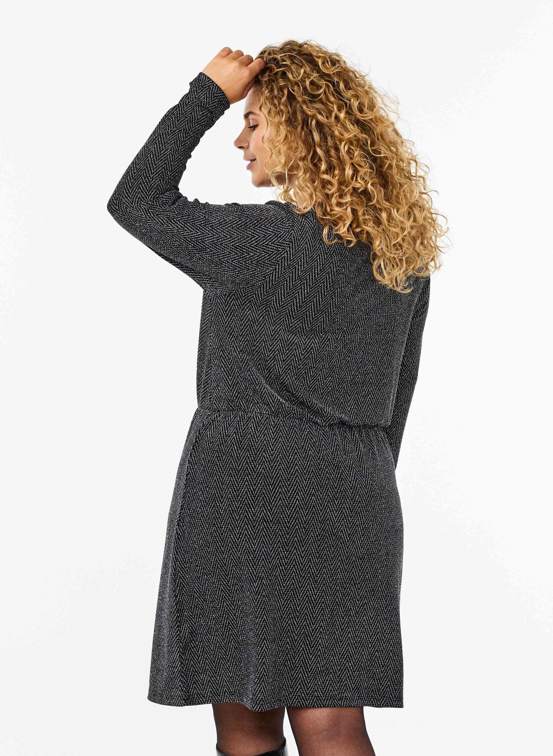 Zizzi Robe paillet&eacute;e avec motif en zigzag, Silver ZigZagShimmer, Model image number 1