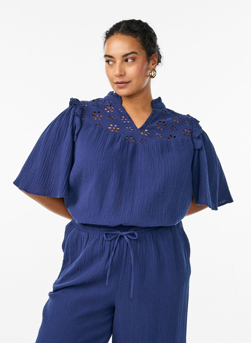 Blouse en mousseline de coton avec broderie anglaise et manches 1/2, Bleu, Model image number 0