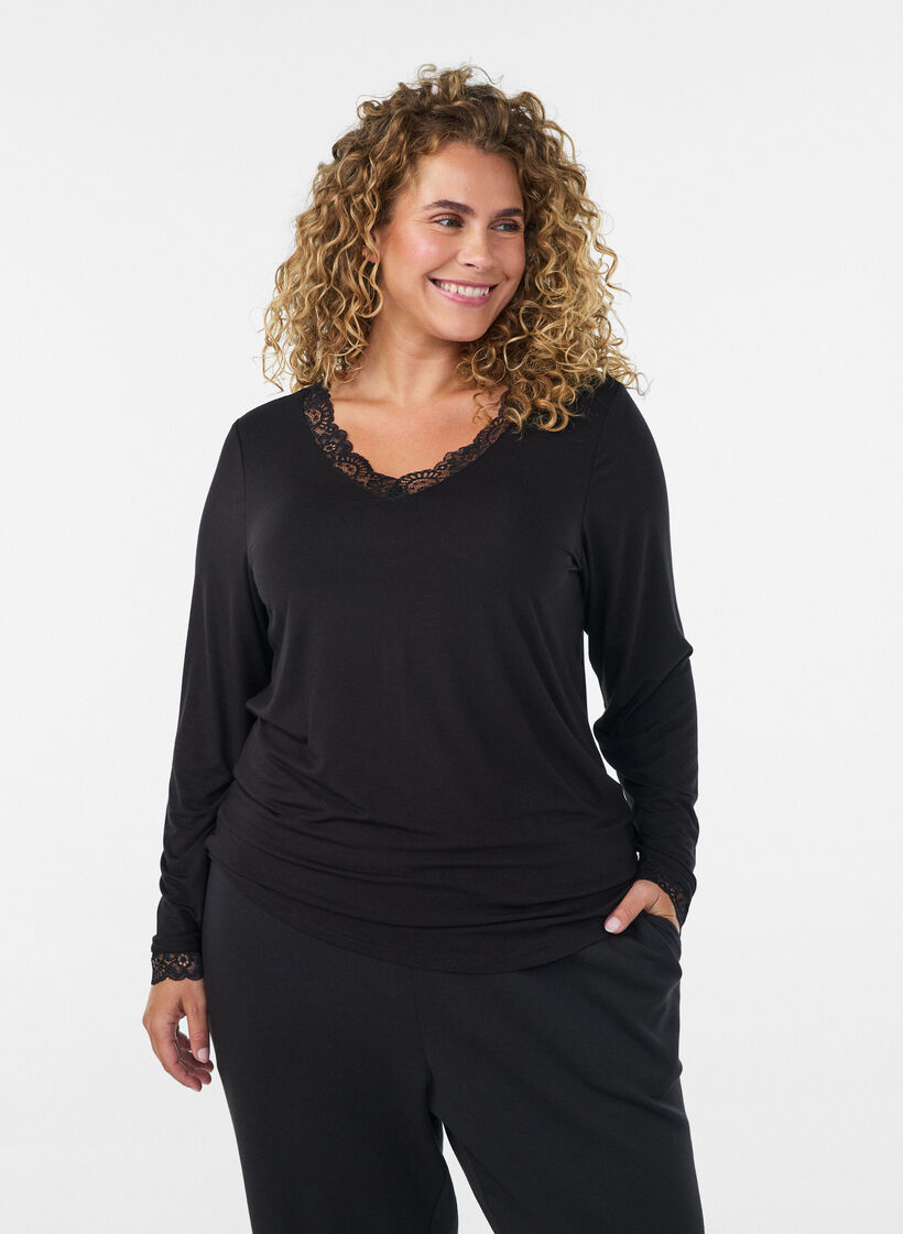 Blouse en viscose avec d&eacute;tails en dentelle et col en V, Noir, Model image number 0