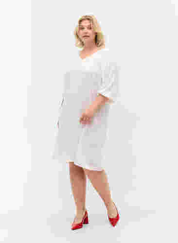 Robe en viscose avec encolure en V, Bright White, Model image number 2