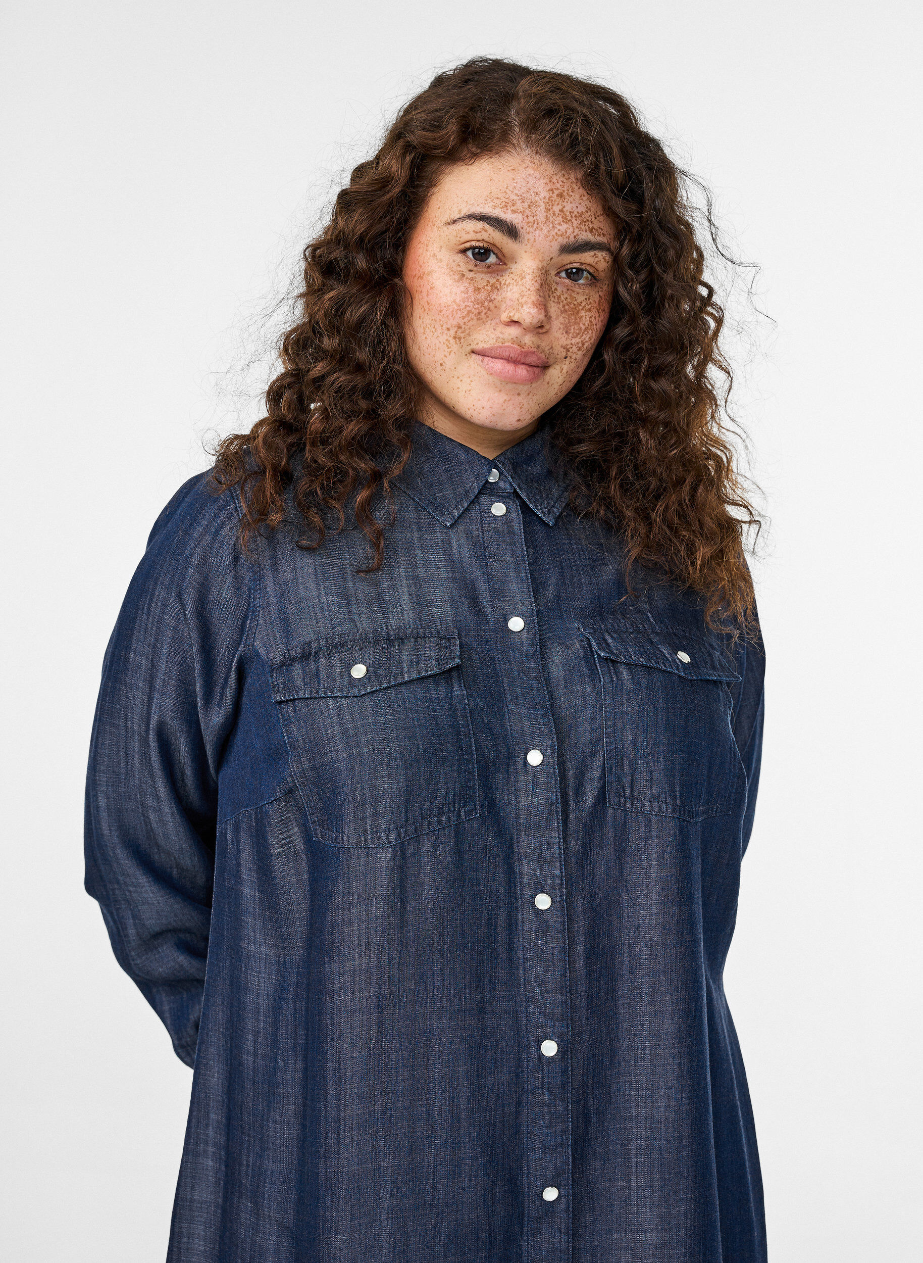 ZizziKorte denimjurk in lyocell met drukkers, Blauw, Model image number 2