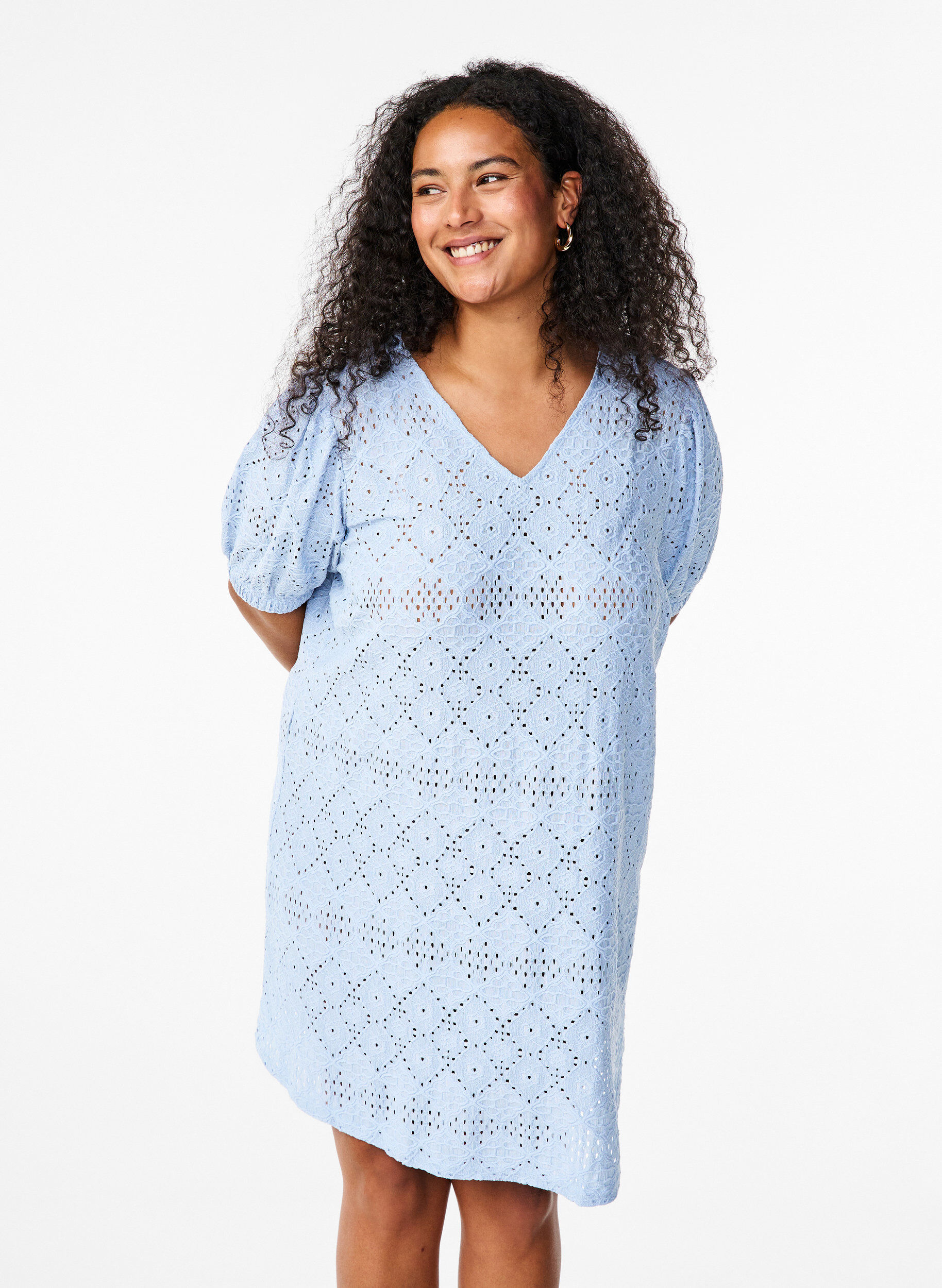 Zizzi Robe courte avec col en&nbsp;V et motifs &agrave; trous, Cashmere Blue, Model image number 0