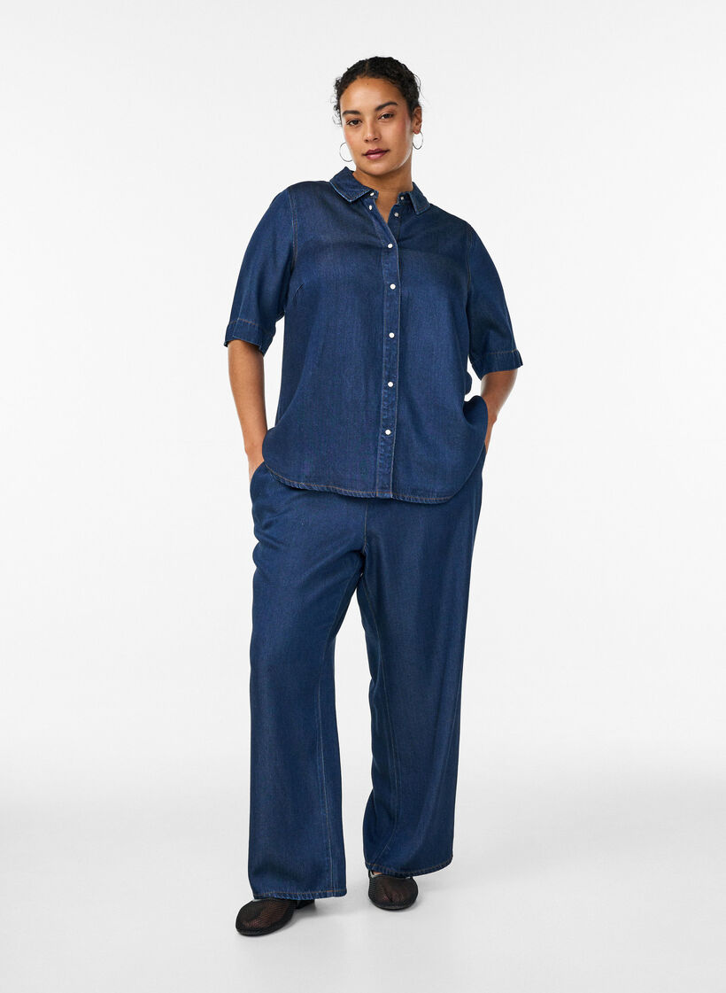 Pantalon large en lyocell aspect denim, Bleu, Model