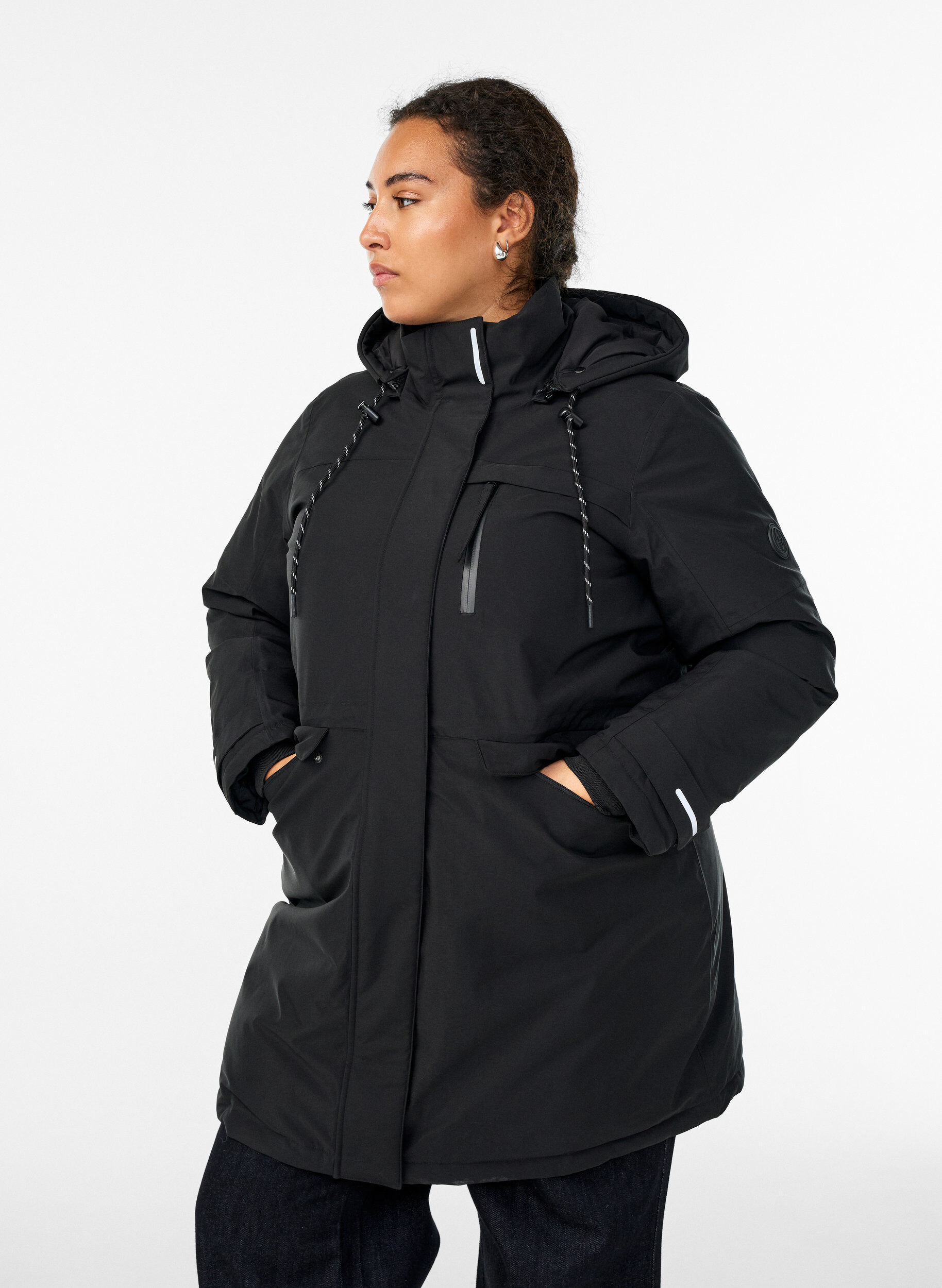 Waterafstotende parka met capuchon en functionele details, Zwart, Model