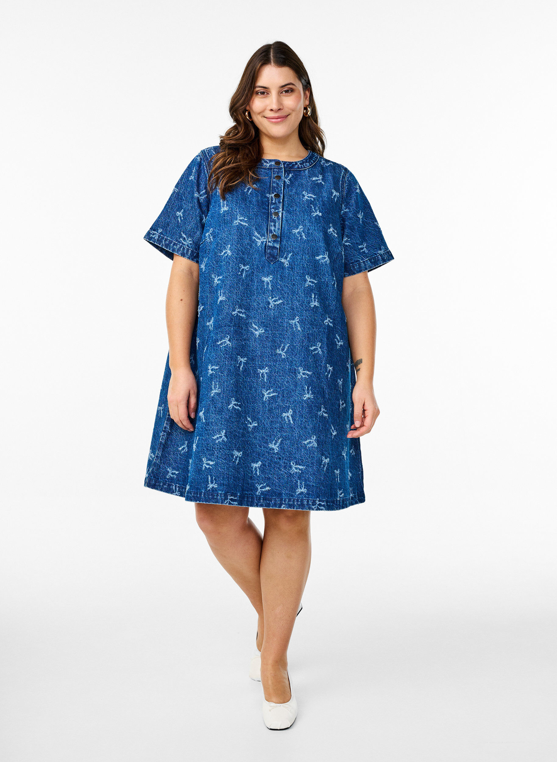 Zizzi Robe courte en denim avec une coupe trap&egrave;ze et un motif &agrave; n&oelig;uds, Bleu, Model image number 1