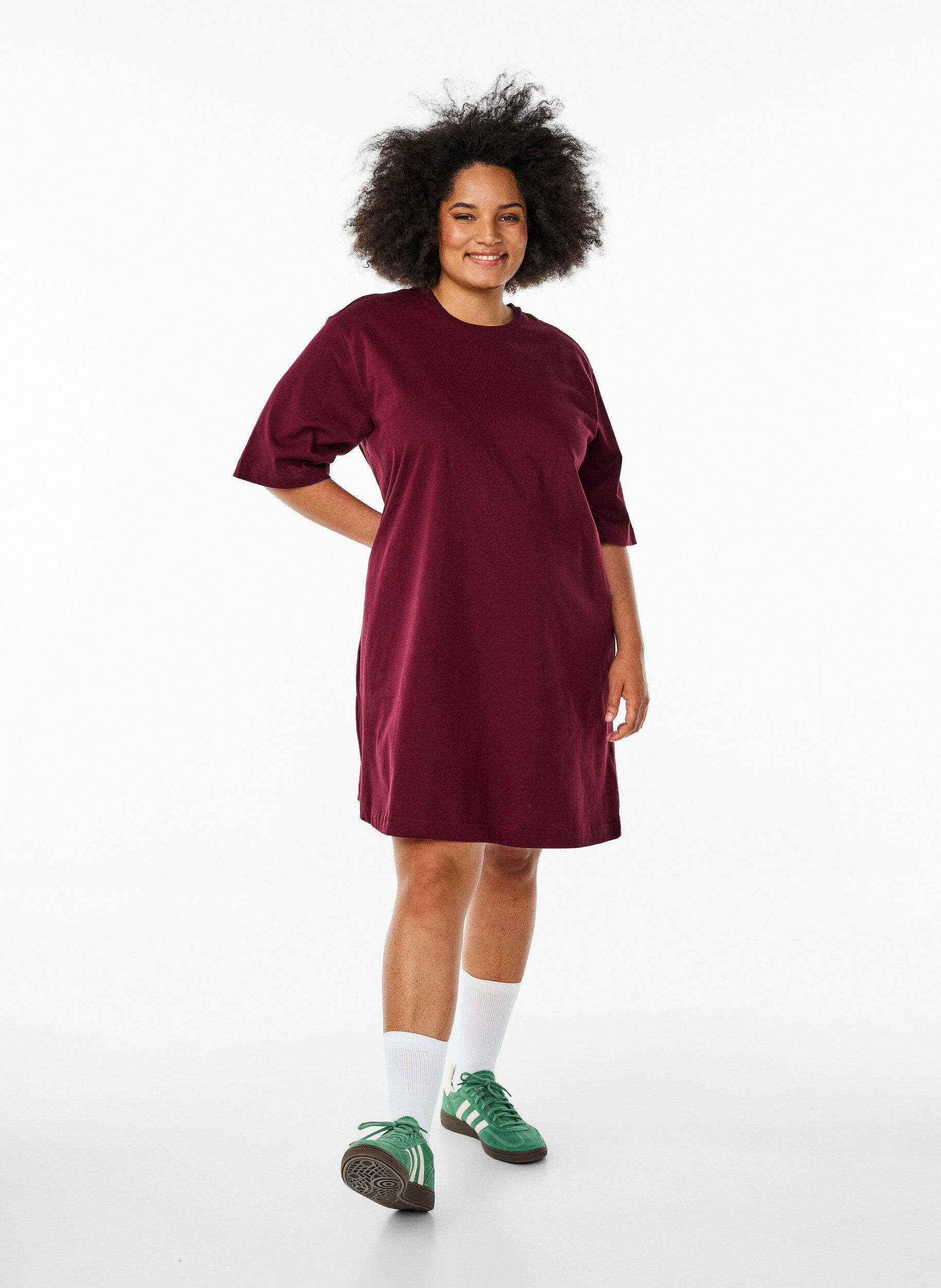 Robe t-shirt en coton jusqu'aux genoux, Bordeaux, Model