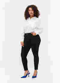 Cropped Amy jeans met rits, Black denim, Model