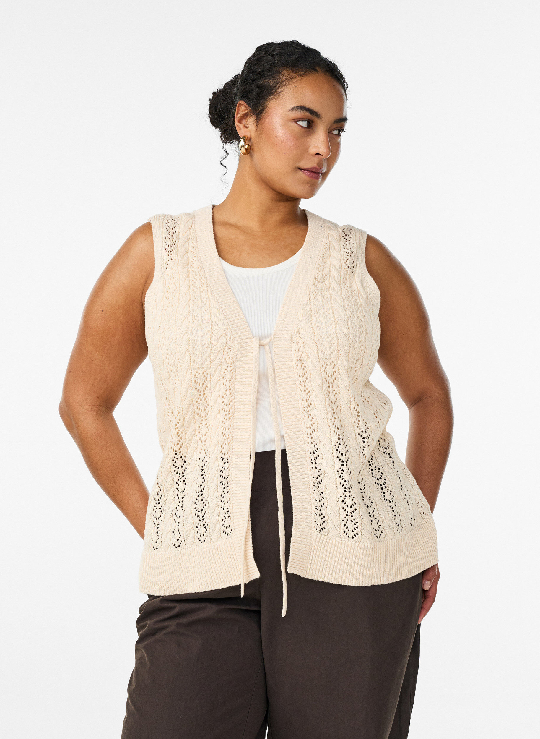 Gebreide vest met ajourborduursel en striksluiting, Beige, Model