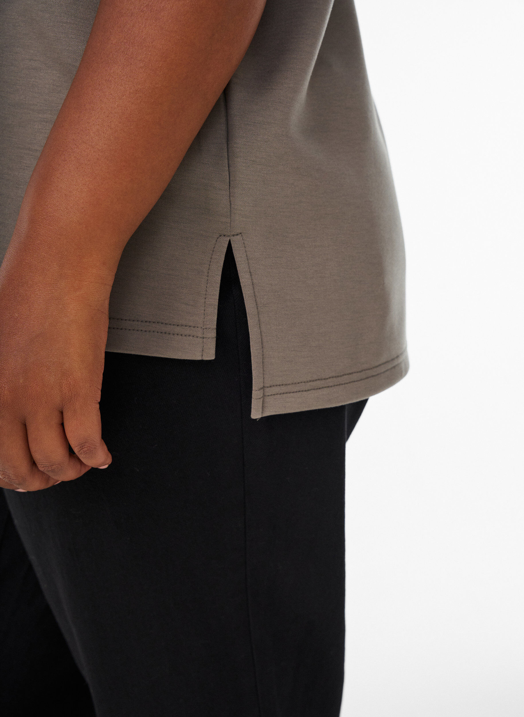 Zizzi Sweatshirt &agrave; manches courtes avec un col montant, Marron, Model image number 3