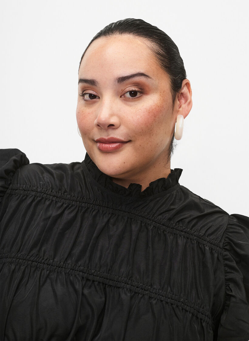 Robe avec volants et lignes de coupe élastiques, Black, Model image number 3