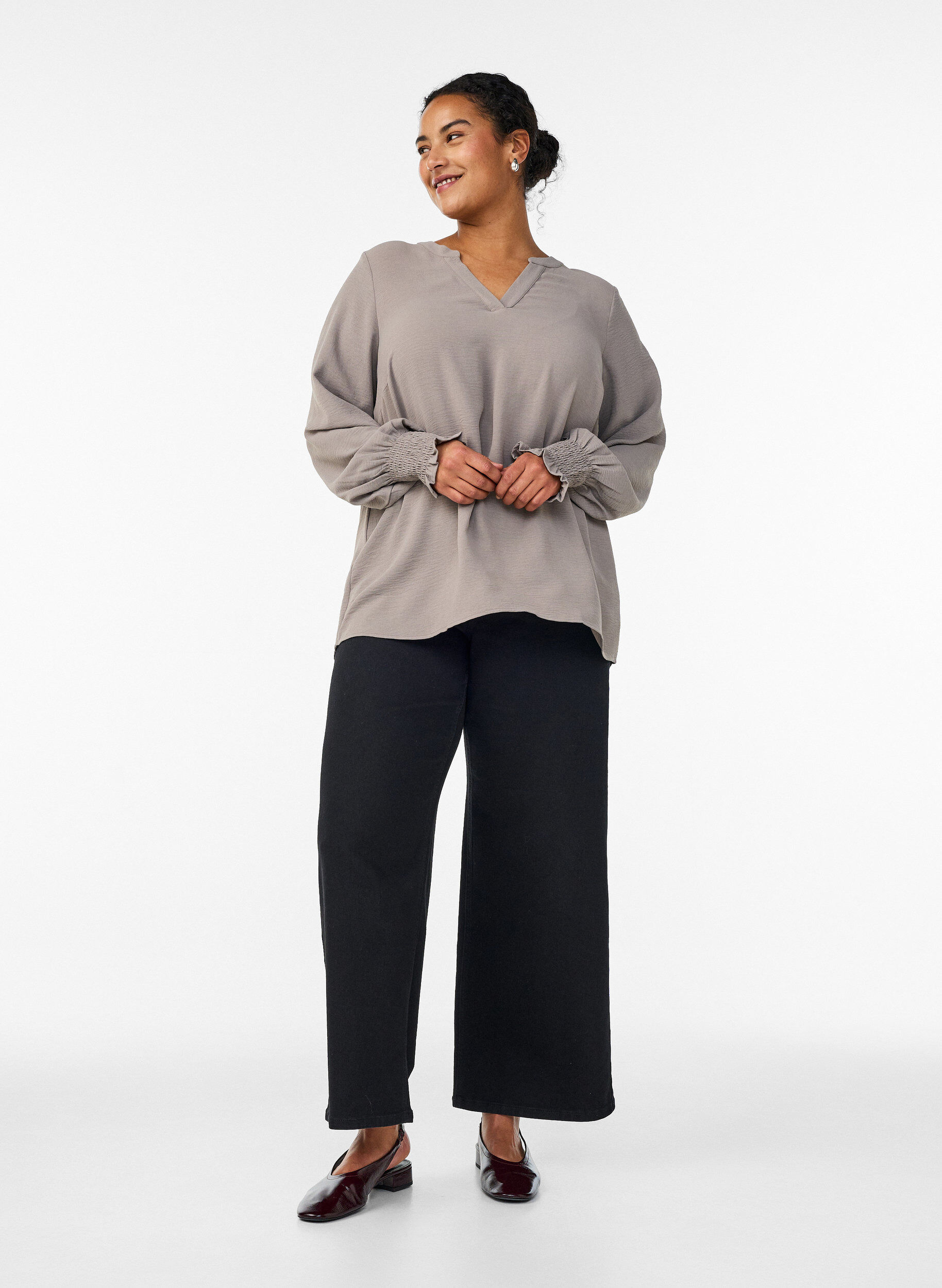 Zizzi Blouse avec poignets smock&eacute;s et col en V, Beige, Model image number 1