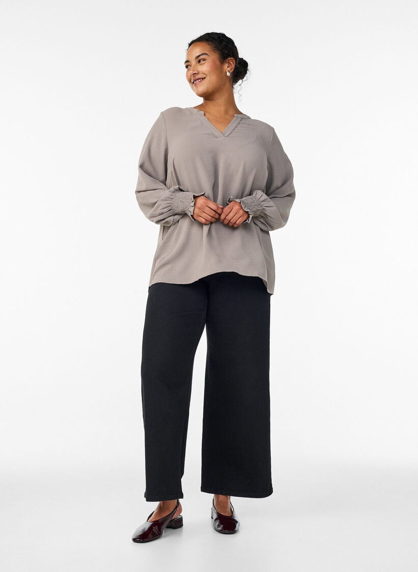 Blouse avec poignets smock&eacute;s et col en V, Beige, Model image number 1